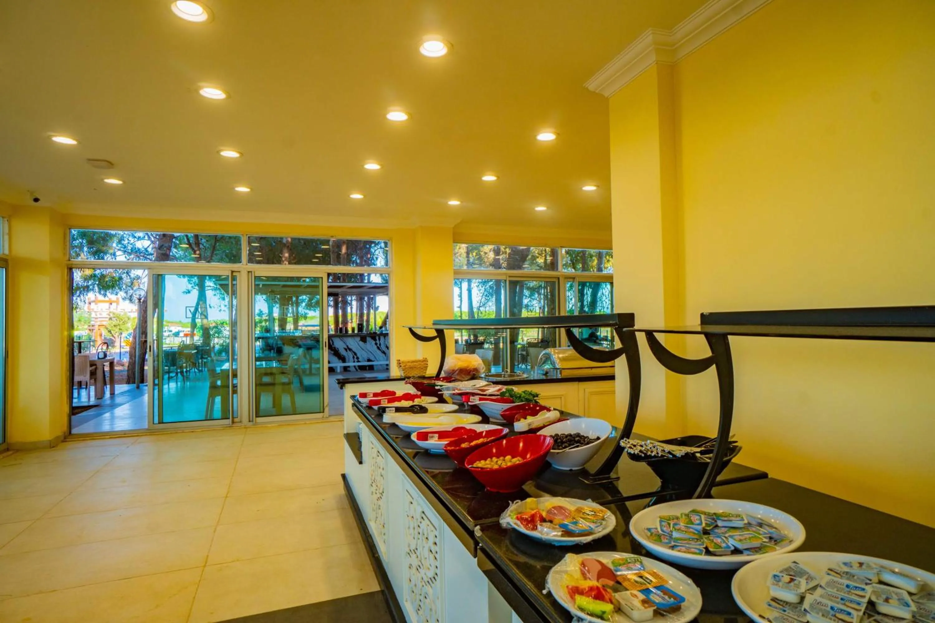 Food and drinks in Prenses Sealine Beach Hotel