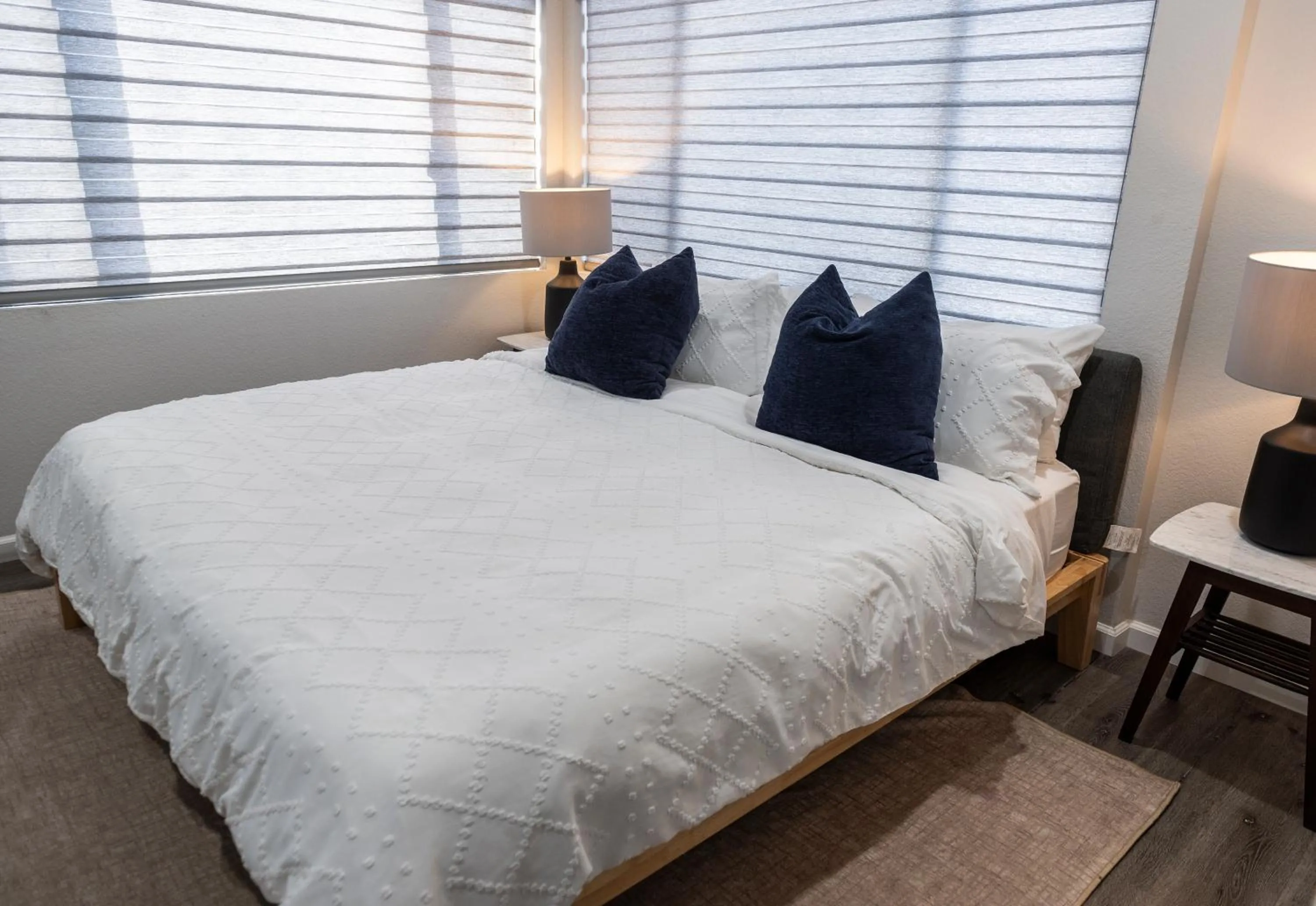 Bed in 50 M to Sand LGB 2 King Suites