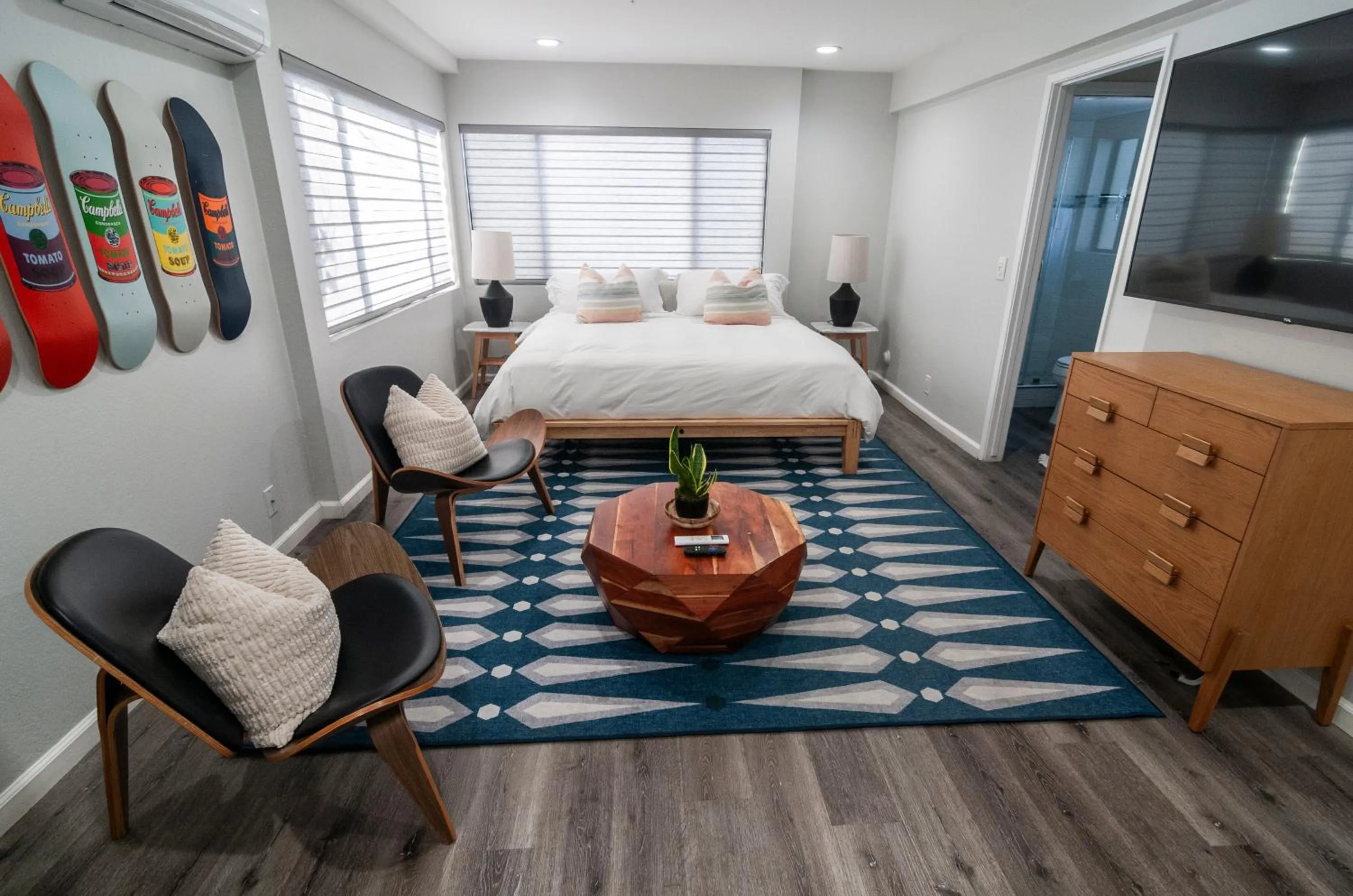 Bed in 50 M to Sand LGB 2 King Suites