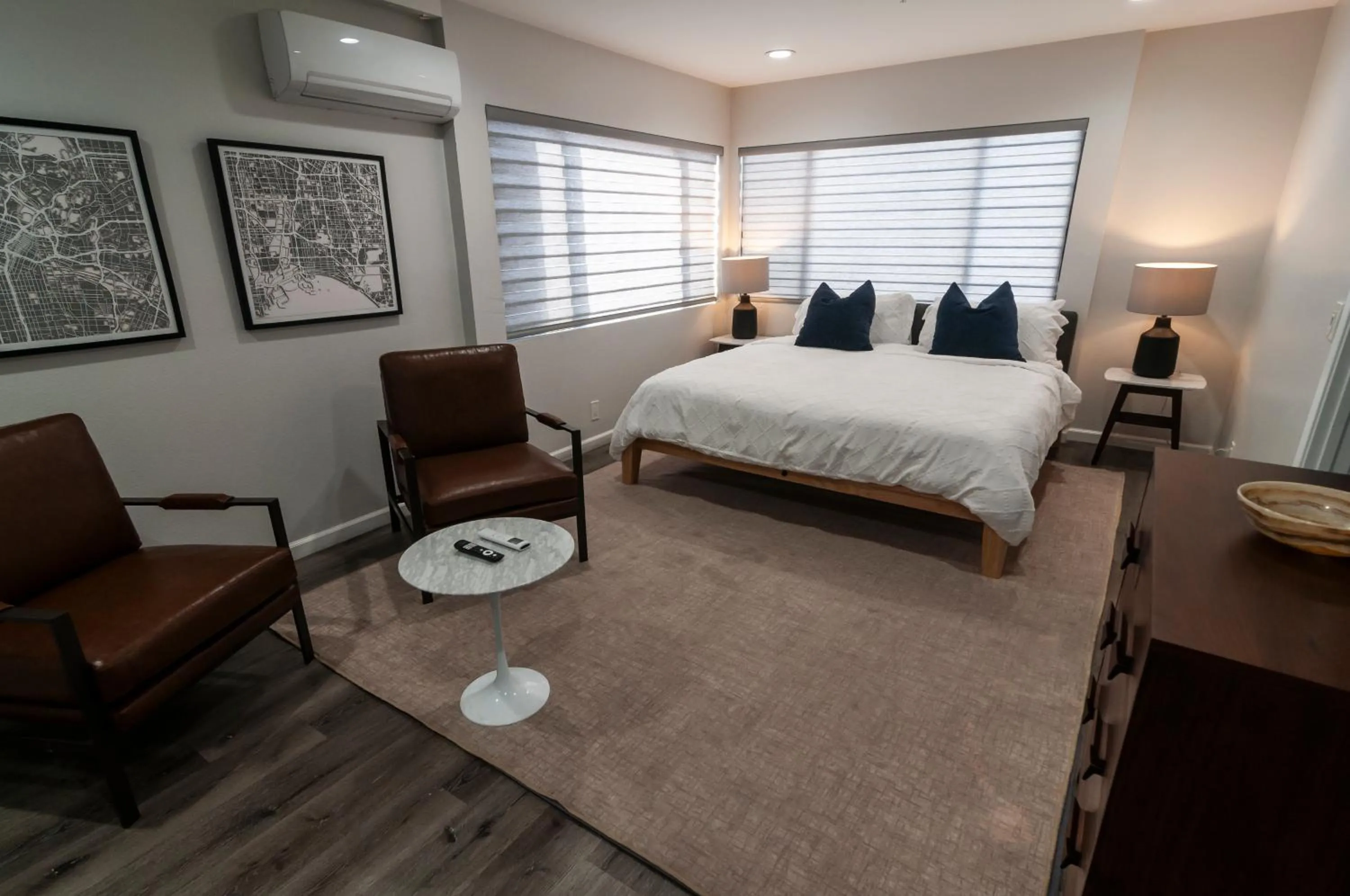 Bed in 50 M to Sand LGB 2 King Suites