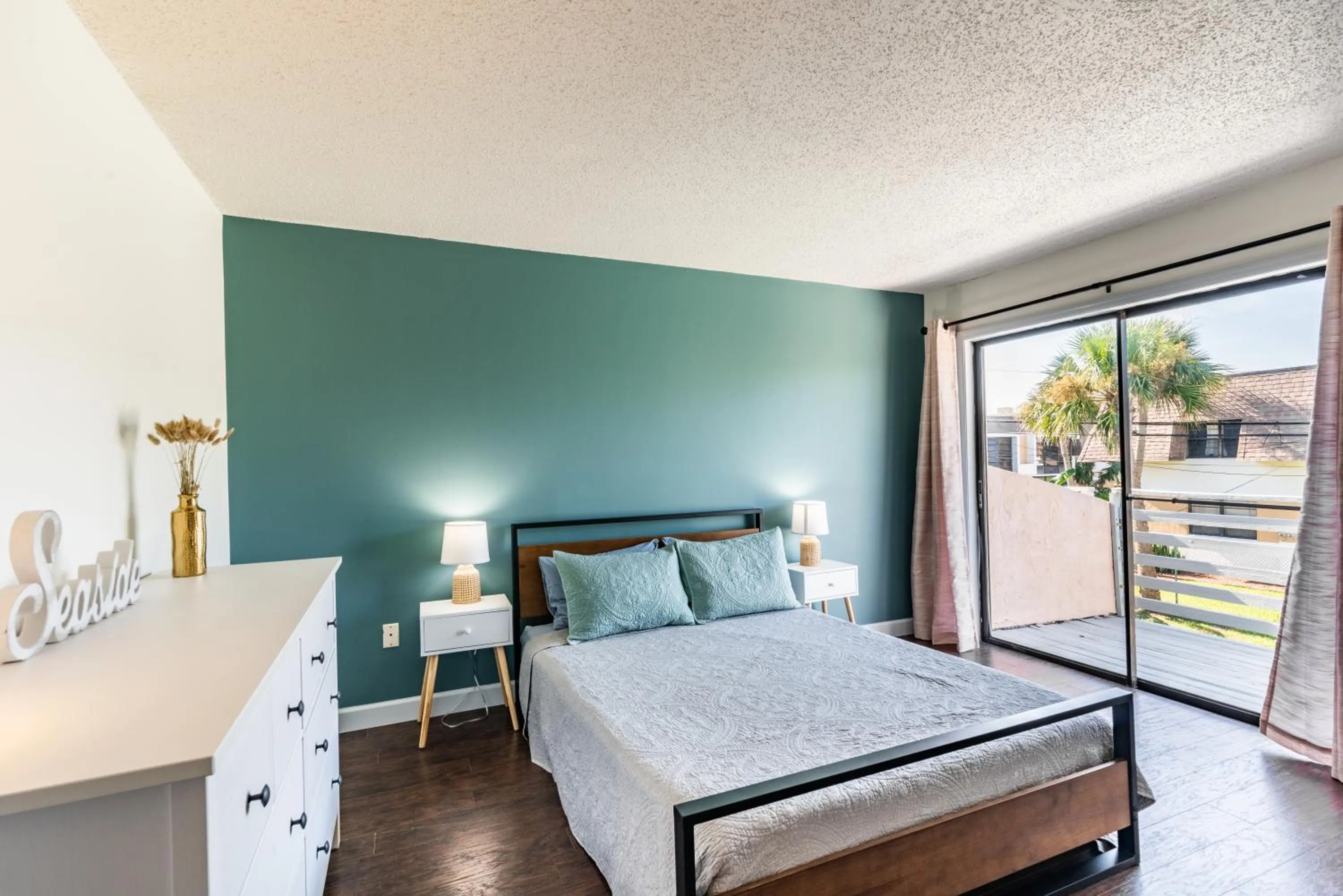 Bedroom, Bed in Amazing 2 Bedroom Townhouse near beach