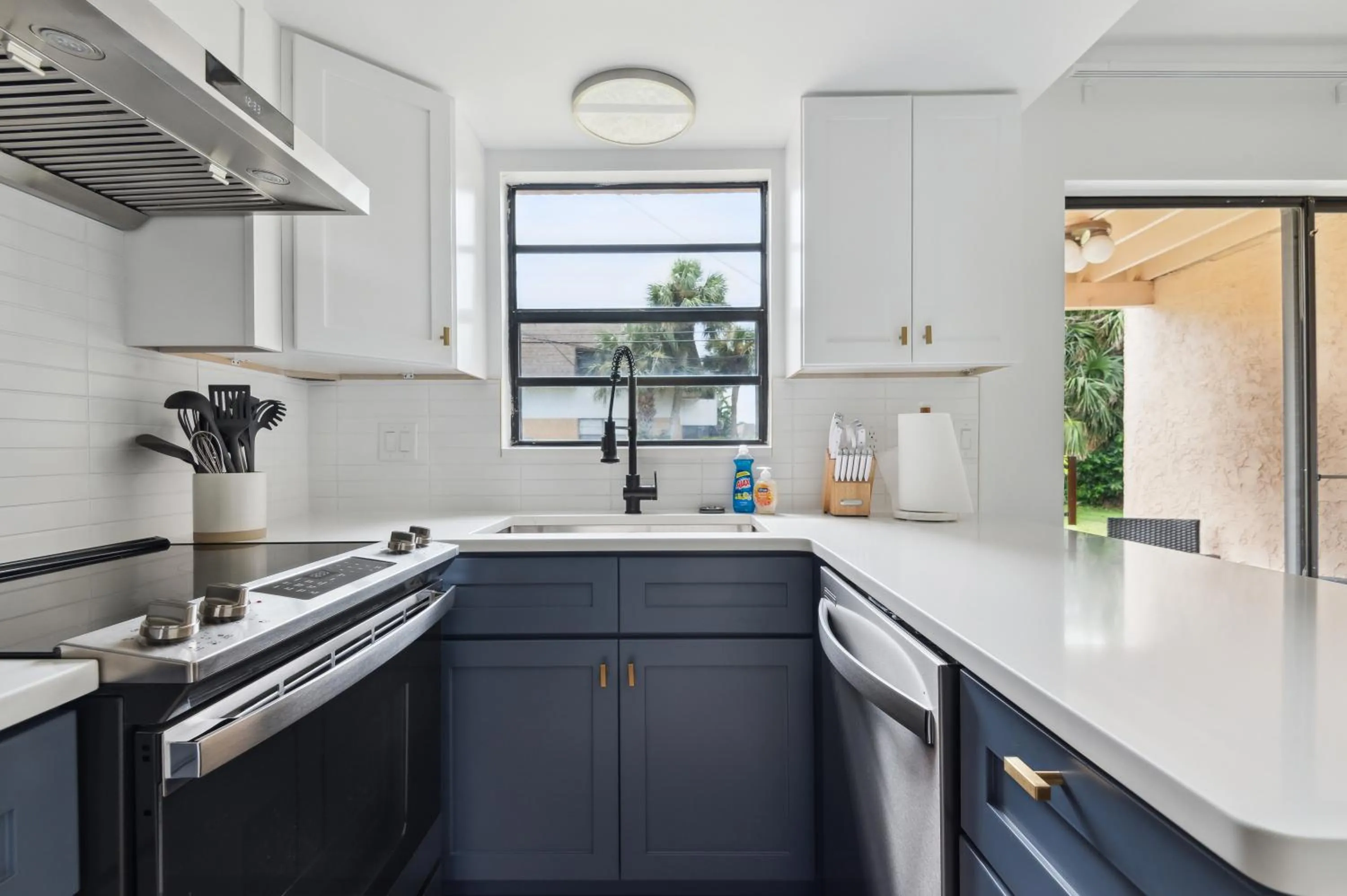 Kitchen or kitchenette in Amazing 2 Bedroom Townhouse near beach