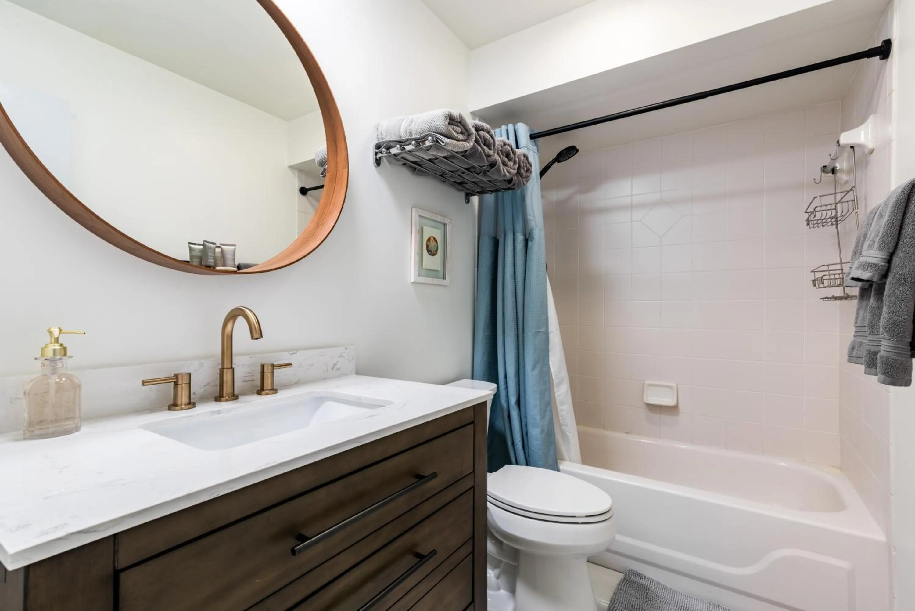 Bathroom in Amazing 2 Bedroom Townhouse near beach