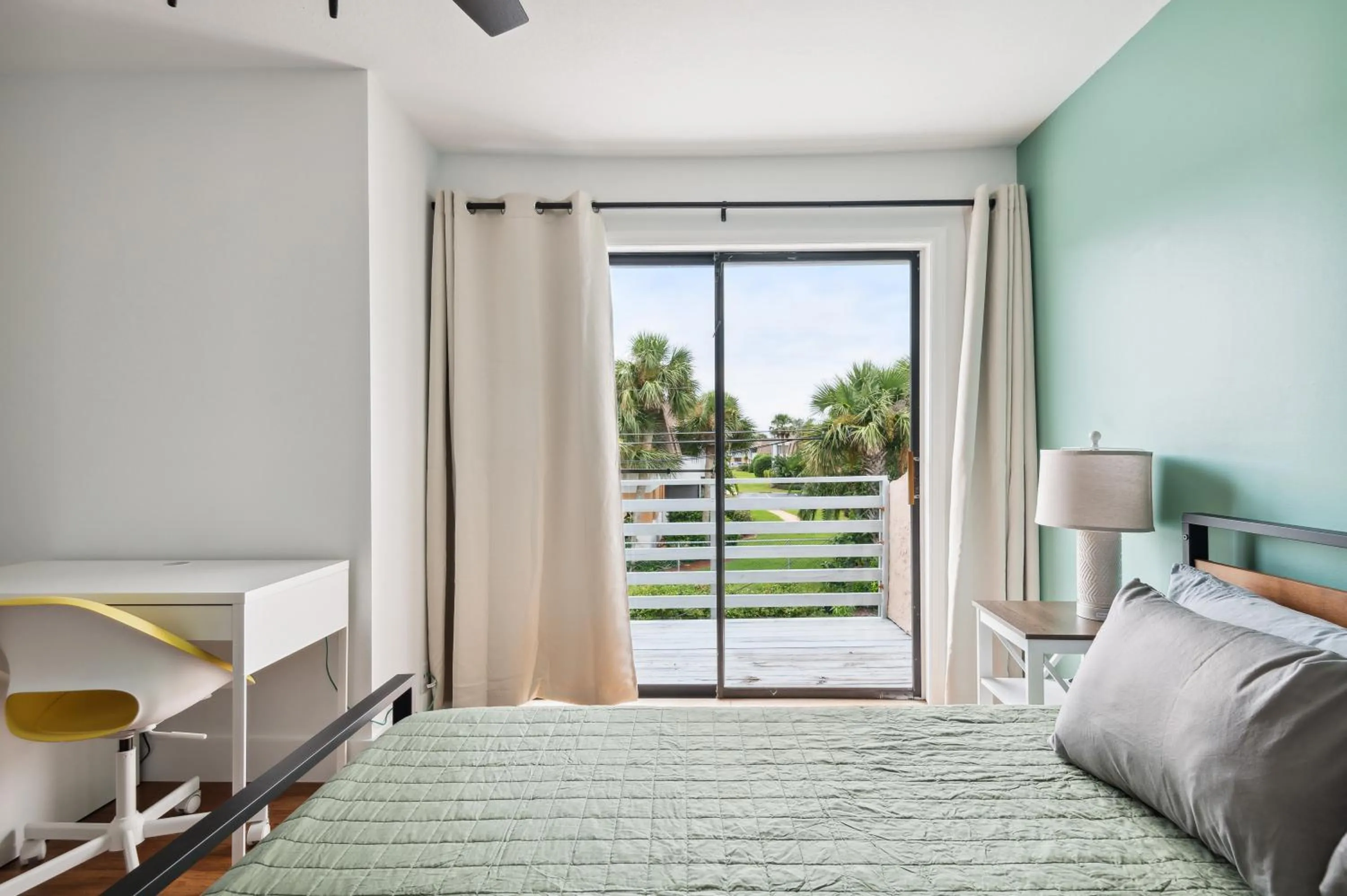 Bed in Amazing 2 Bedroom Townhouse near beach