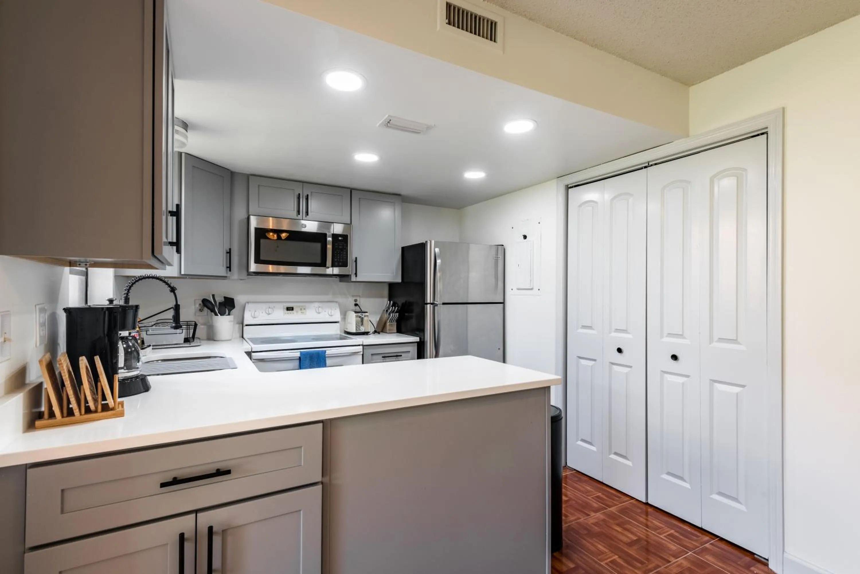 Kitchen or kitchenette in Amazing 2 Bedroom Townhouse near beach