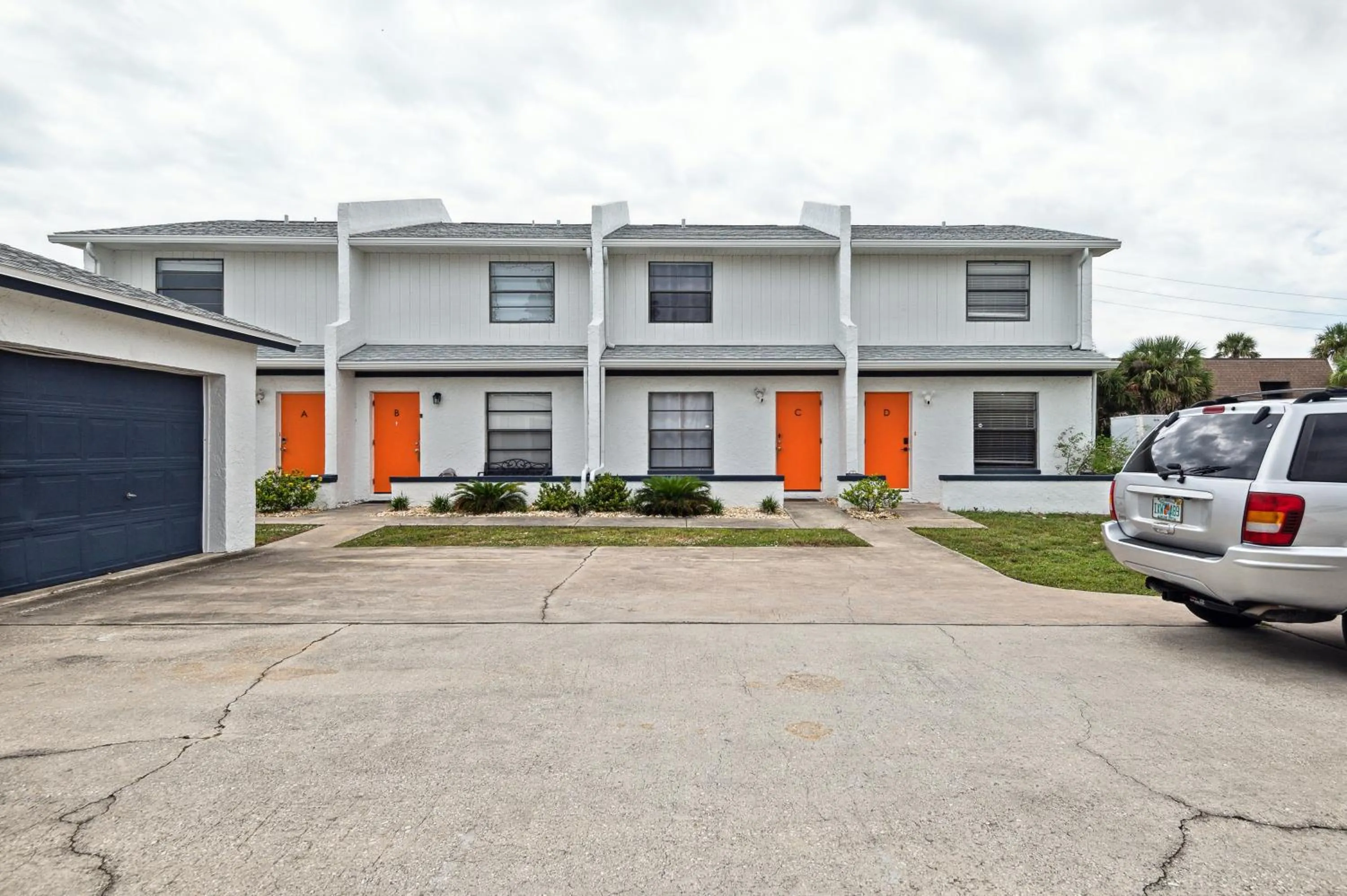 Property building in Amazing 2 Bedroom Townhouse near beach