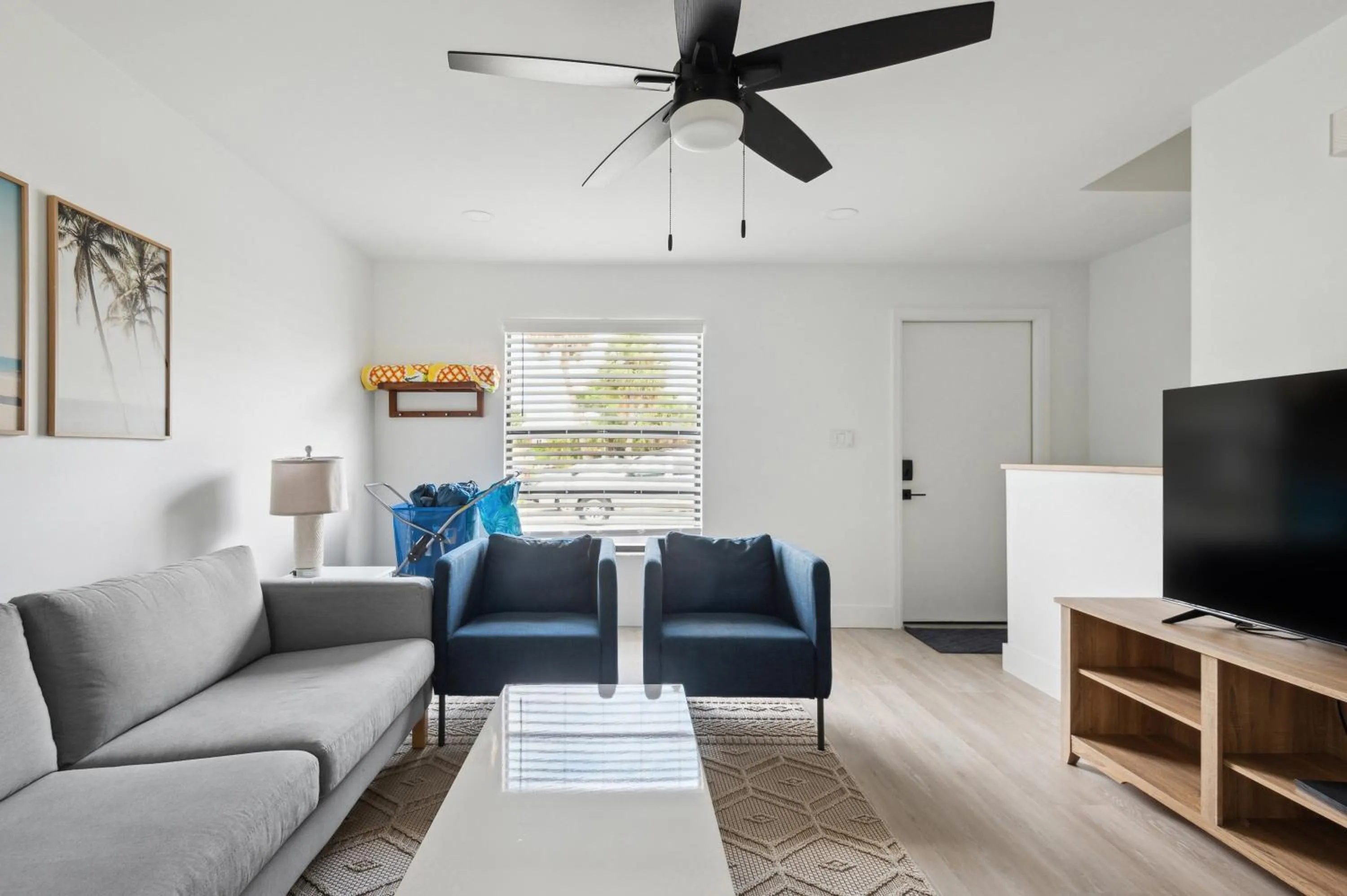 Communal lounge/ TV room in Amazing 2 Bedroom Townhouse near beach