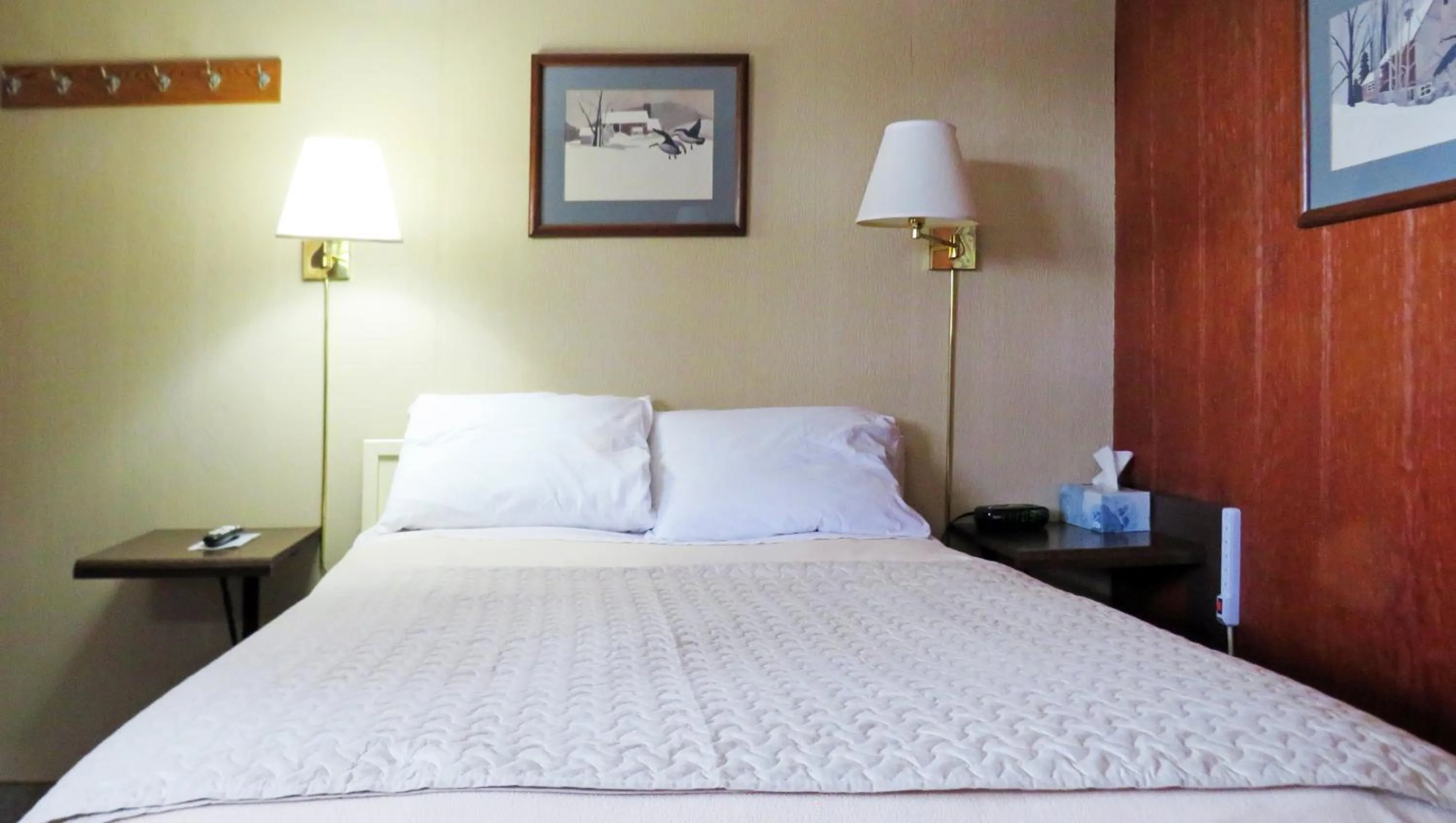 Photo of the whole room, Bed in Indianhead Ironwood Hotel