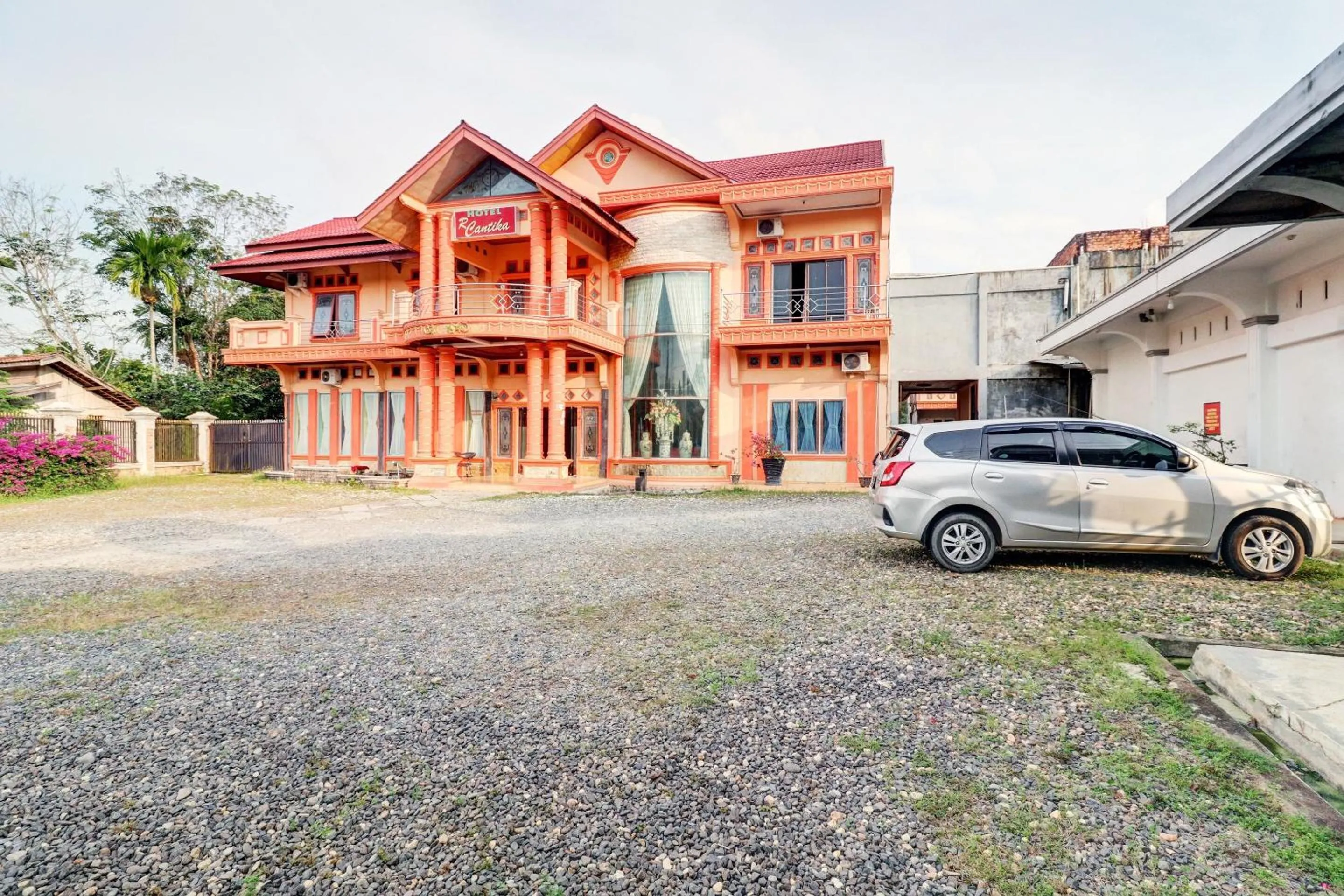 Facade/entrance in OYO Life 11350O Hotel R Cantika Syariah