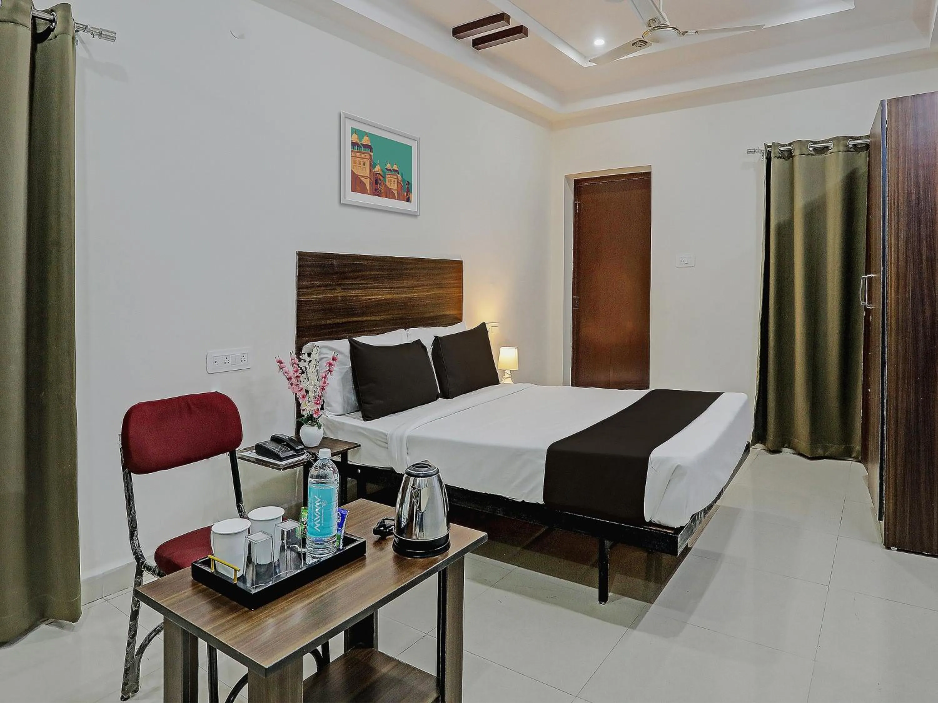 Bedroom in Collection O White House Near KIMS Kondapur.