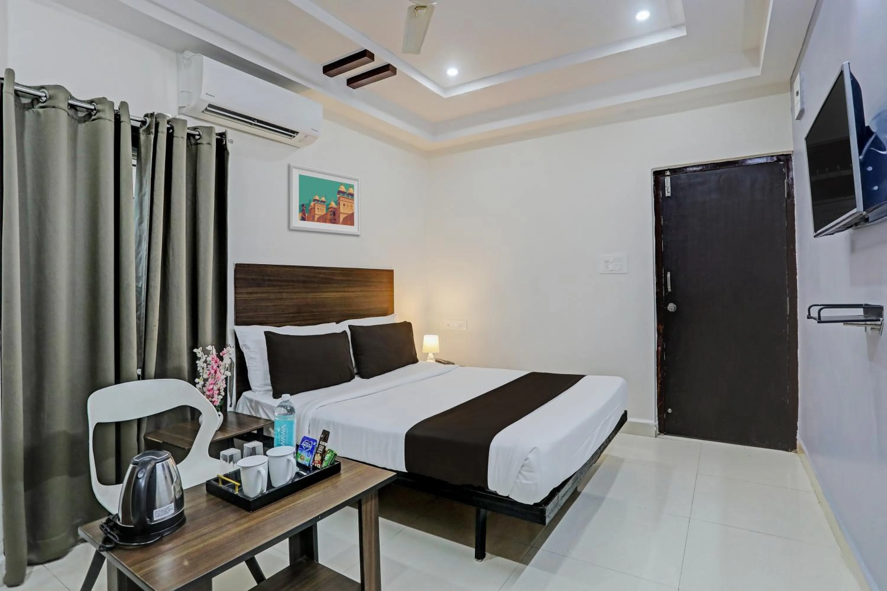 Bedroom in Collection O White House Near KIMS Kondapur.
