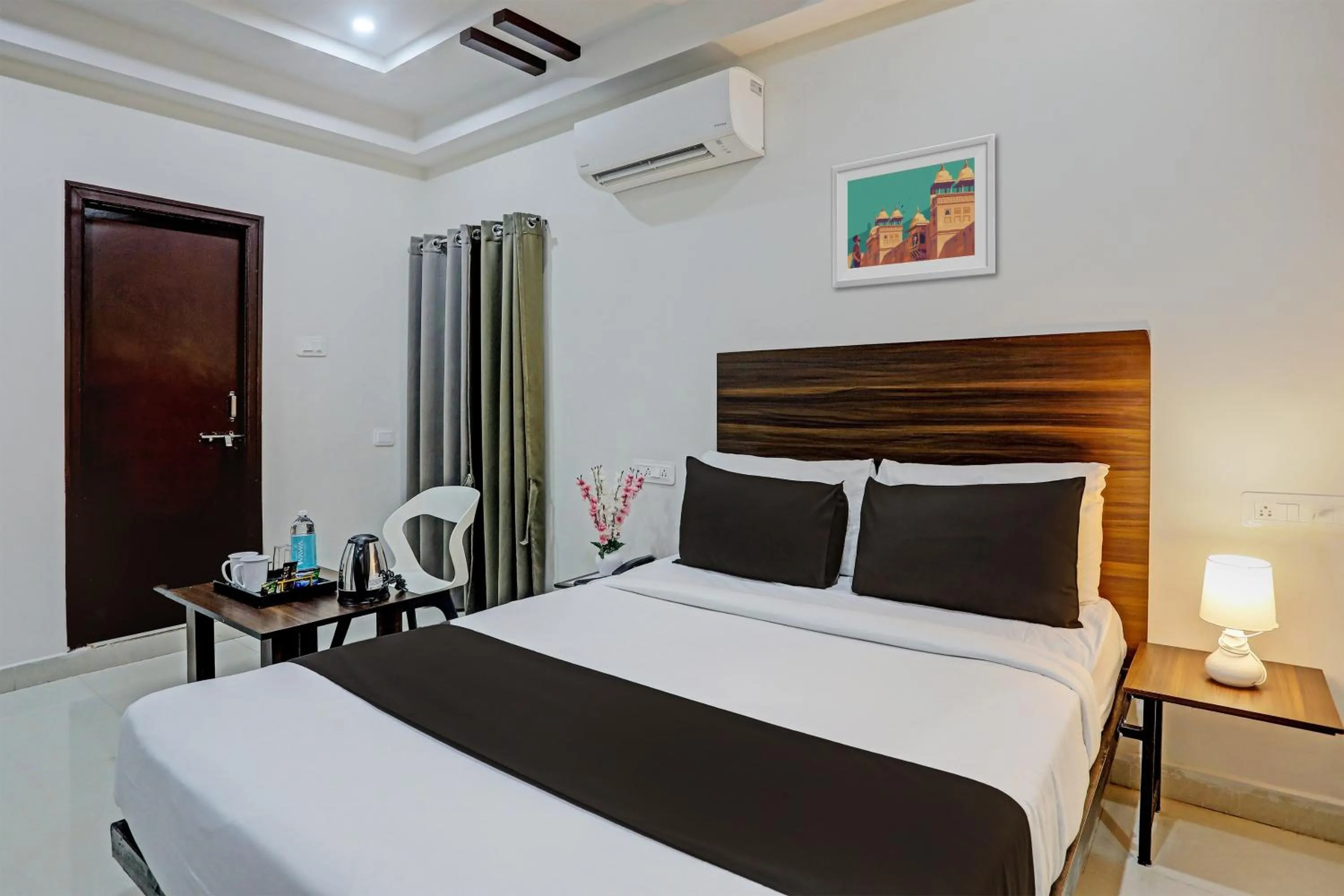 Bedroom in Collection O White House Near KIMS Kondapur.