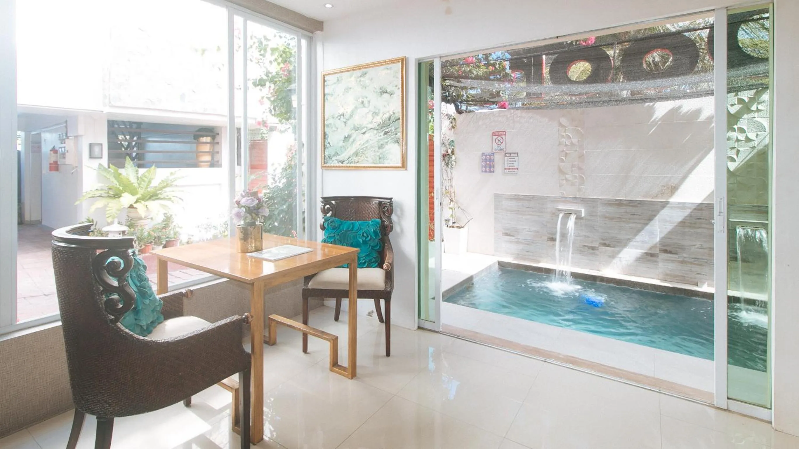 Seating area in RedDoorz Hostel @ St. Paul Village LapuLapu