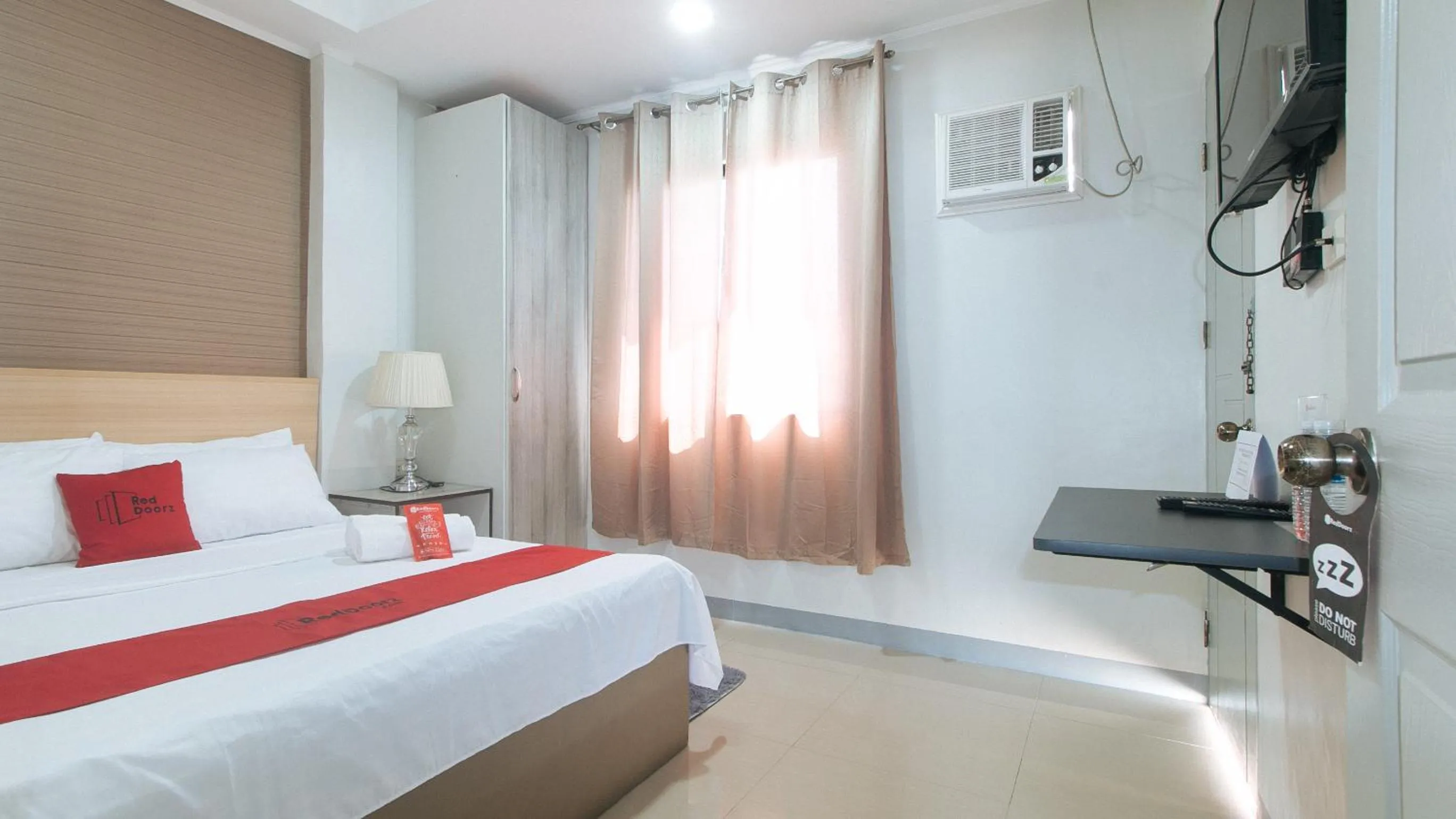 TV and multimedia, Bed in RedDoorz Hostel @ St. Paul Village LapuLapu