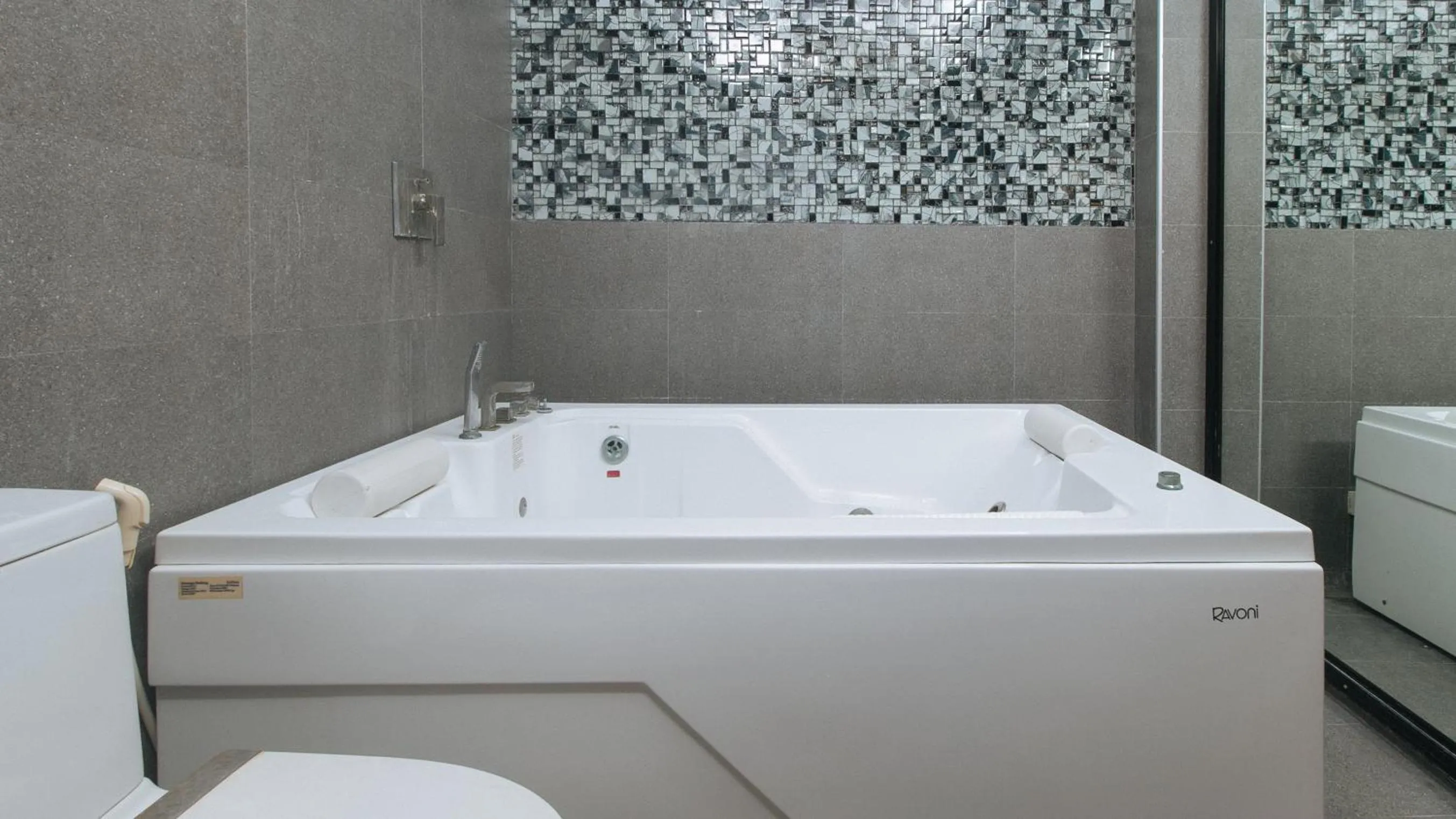 Hot Tub in RedDoorz Hostel @ St. Paul Village LapuLapu