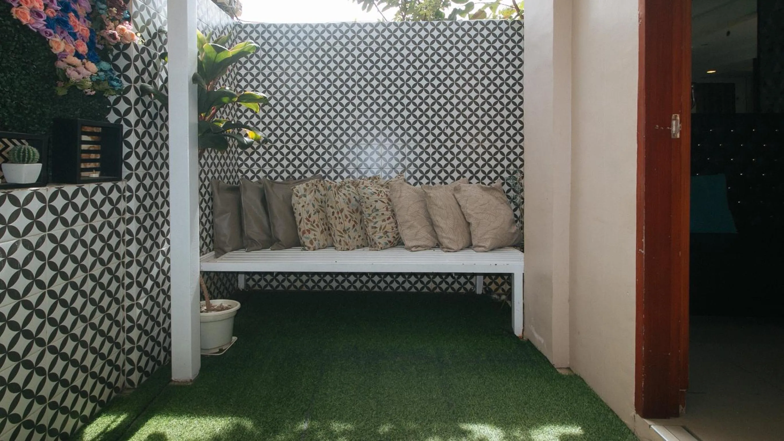 Patio in RedDoorz Hostel @ St. Paul Village LapuLapu