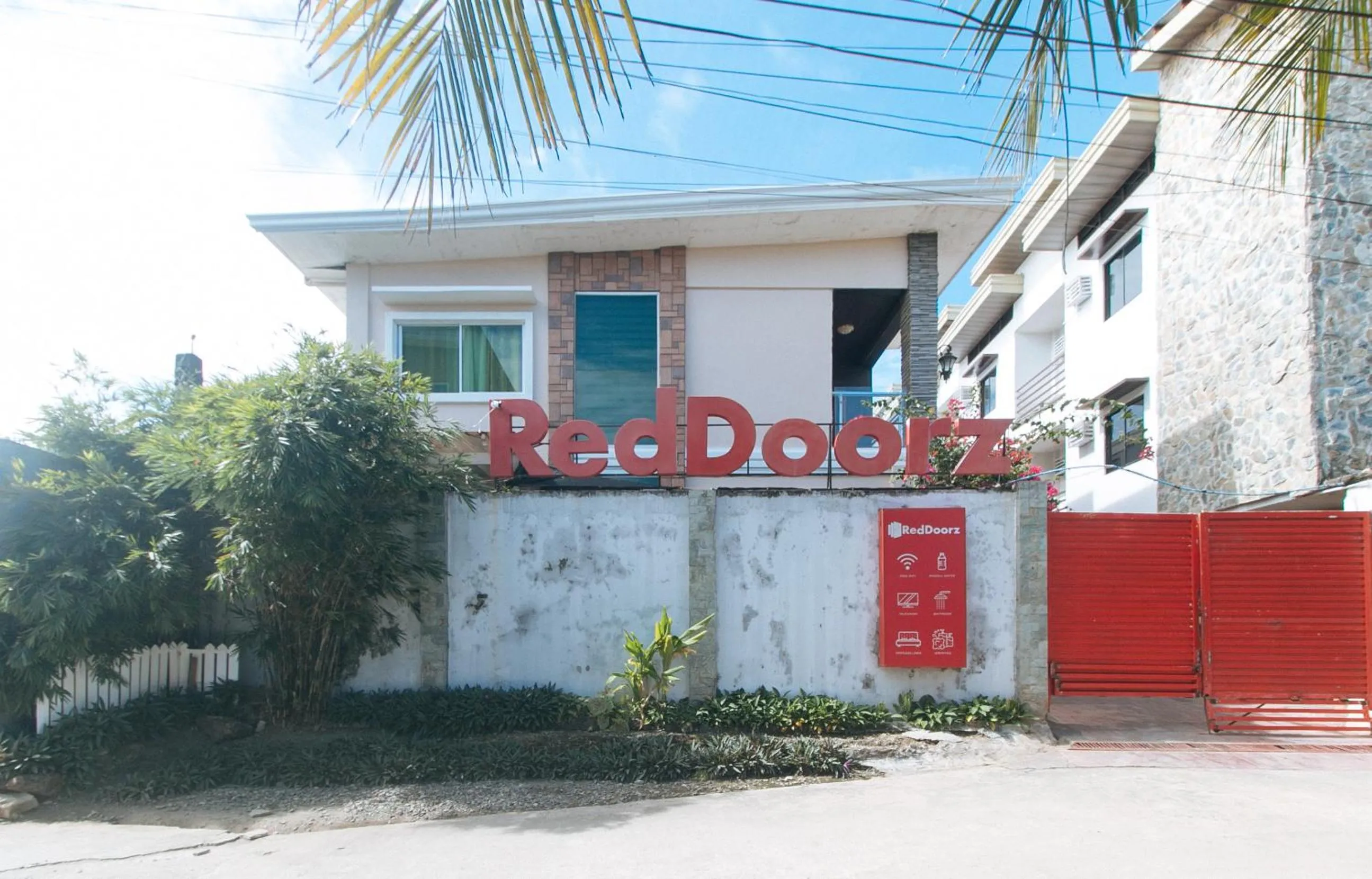 Property building in RedDoorz Hostel @ St. Paul Village LapuLapu