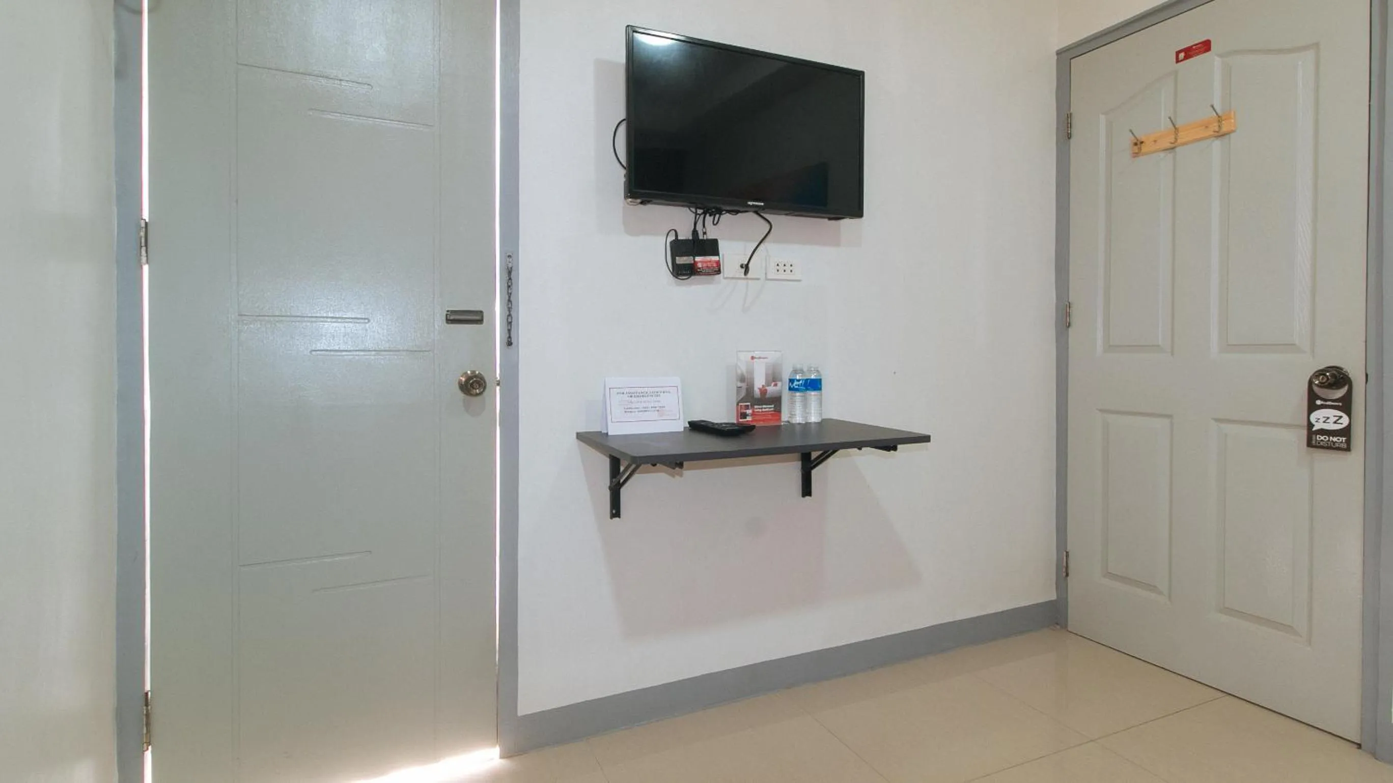 TV and multimedia in RedDoorz Hostel @ St. Paul Village LapuLapu