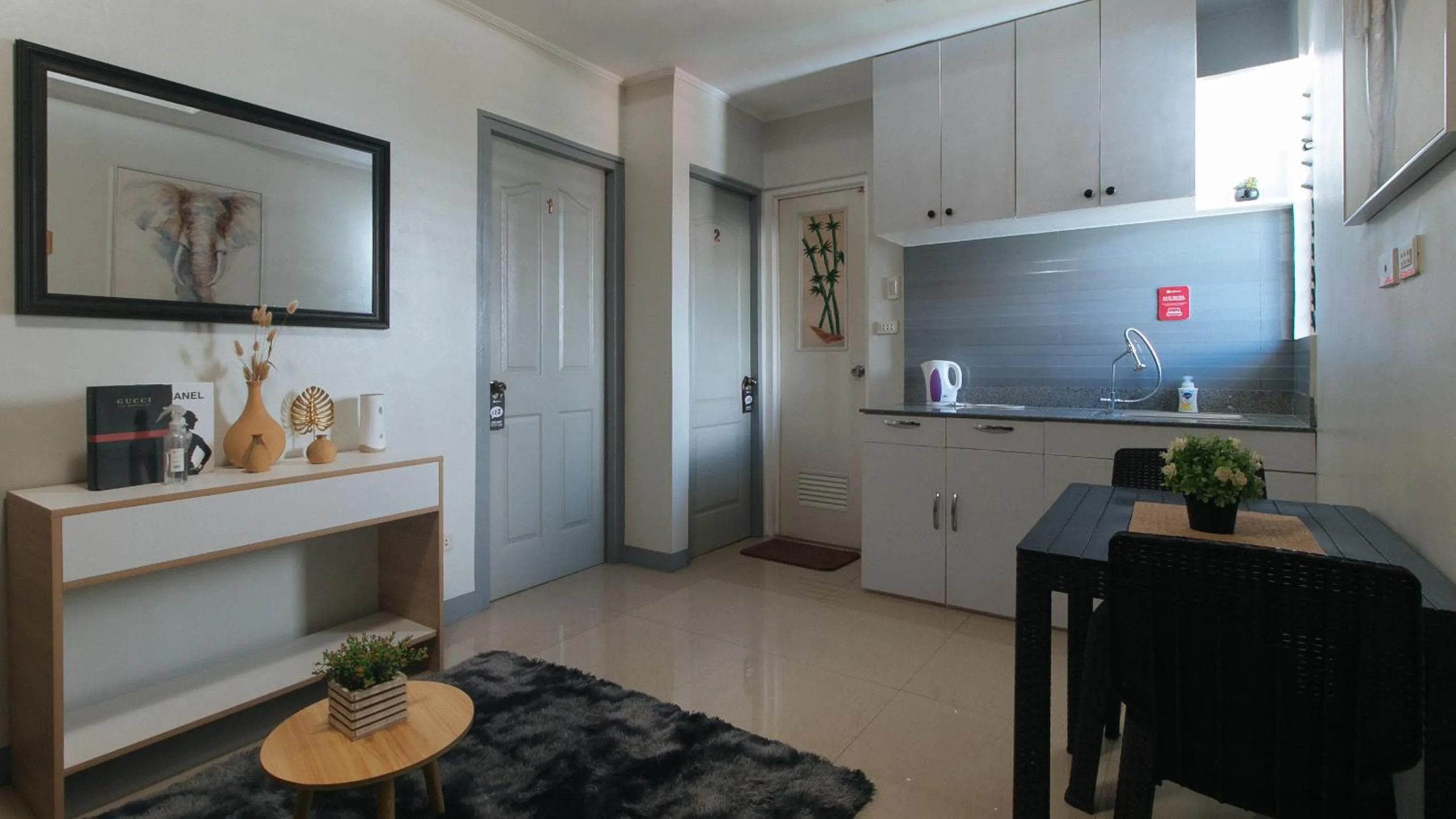 Kitchen or kitchenette in RedDoorz Hostel @ St. Paul Village LapuLapu