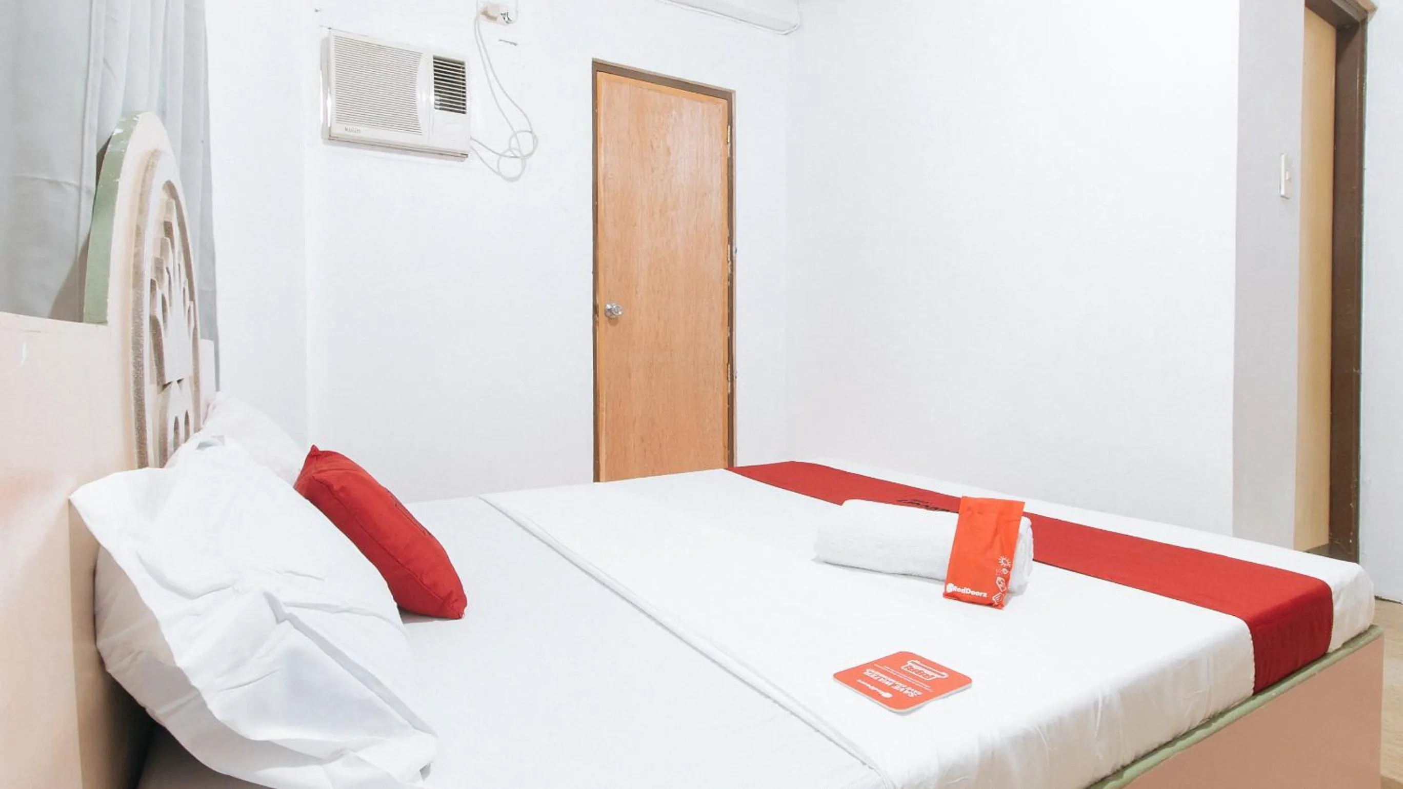 Bed in RedDoorz at Royal Grande Beach Resort Batangas