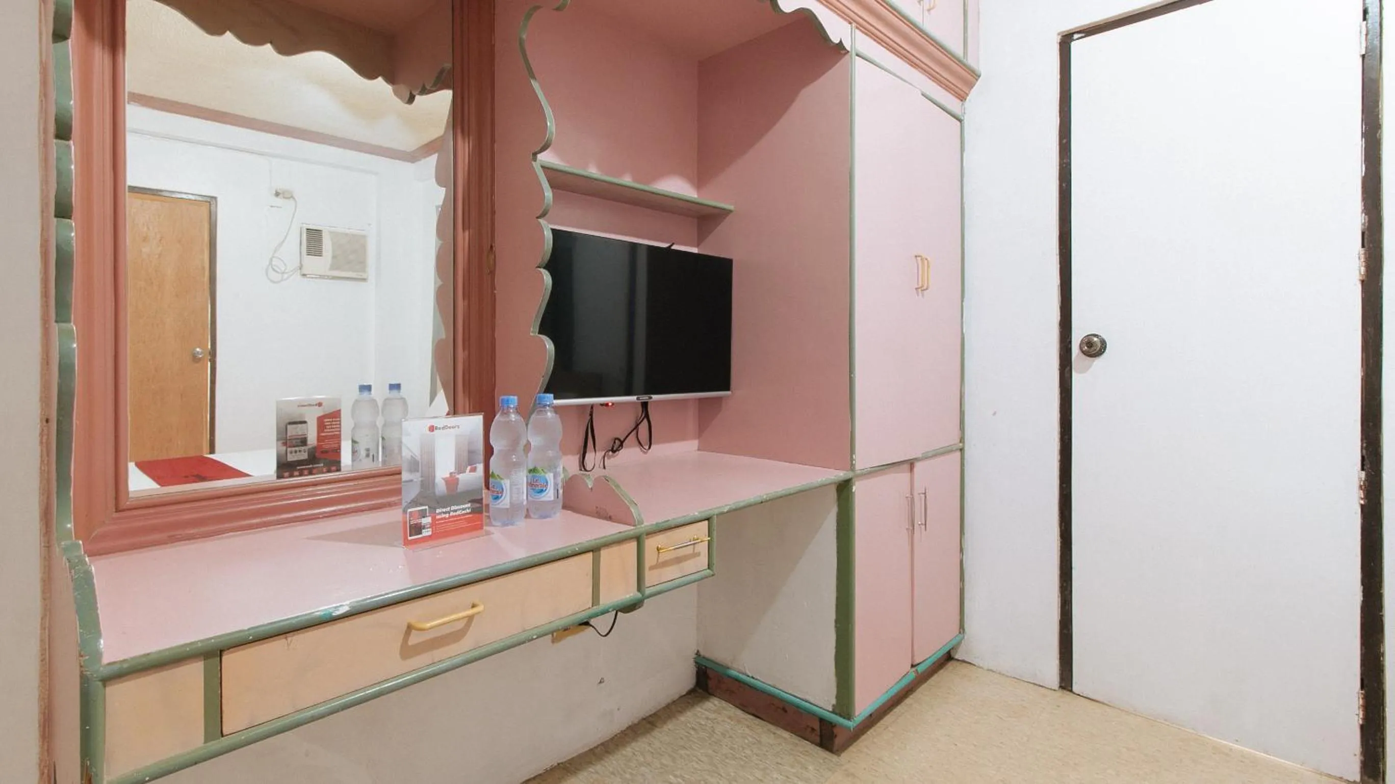 Bed in RedDoorz at Royal Grande Beach Resort Batangas