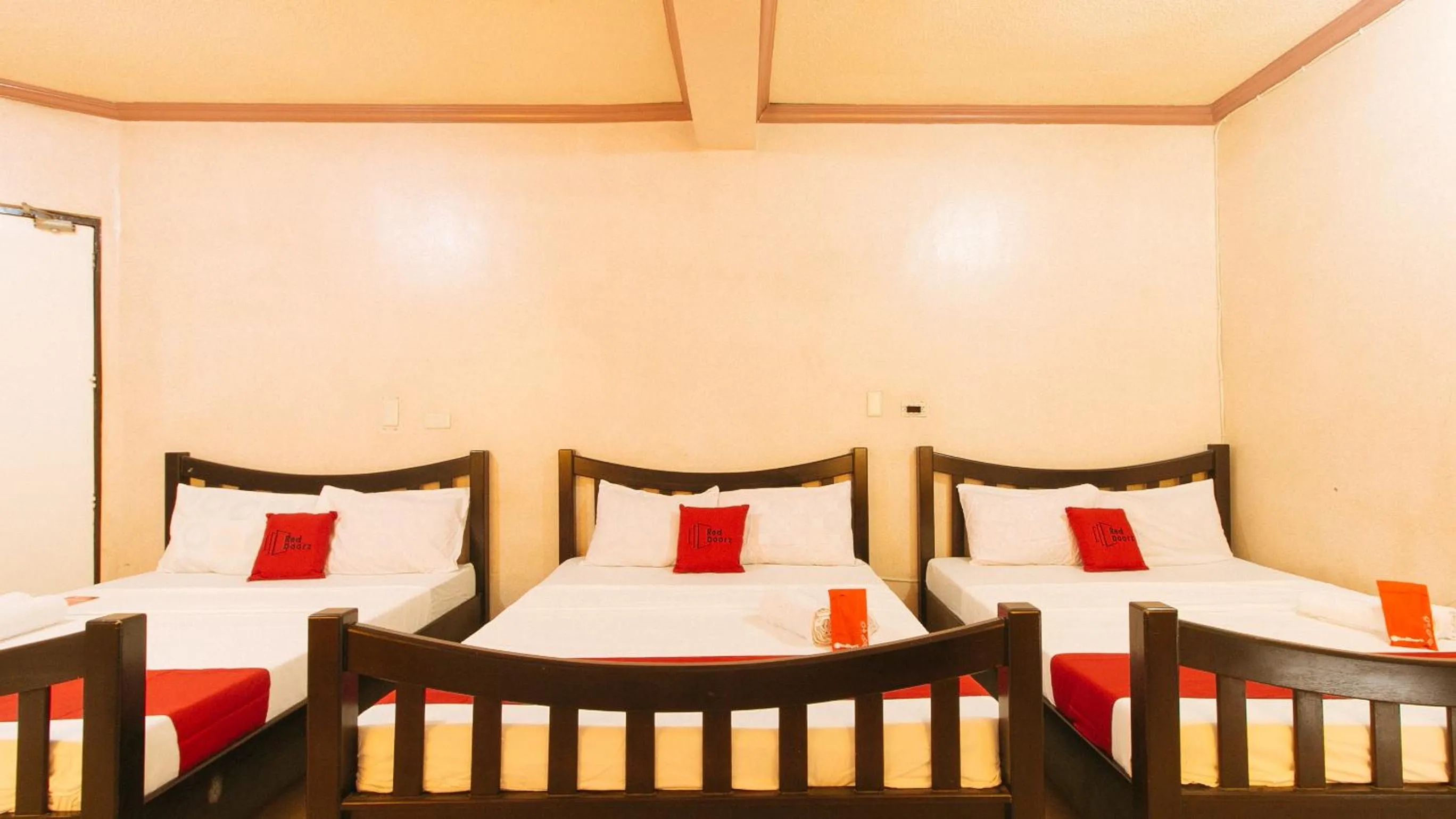 Bed in RedDoorz at Royal Grande Beach Resort Batangas