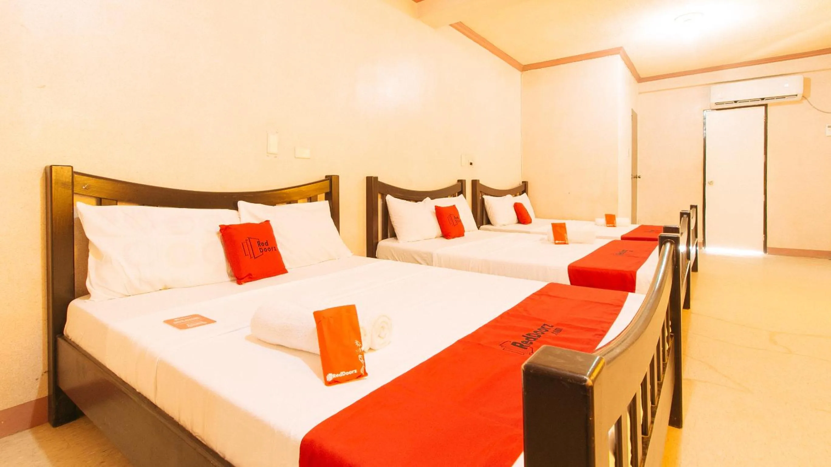 Bed in RedDoorz at Royal Grande Beach Resort Batangas