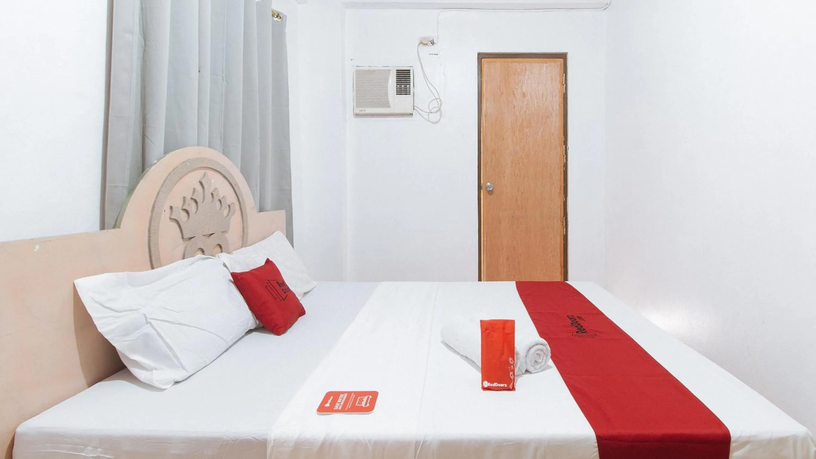 Bed in RedDoorz at Royal Grande Beach Resort Batangas