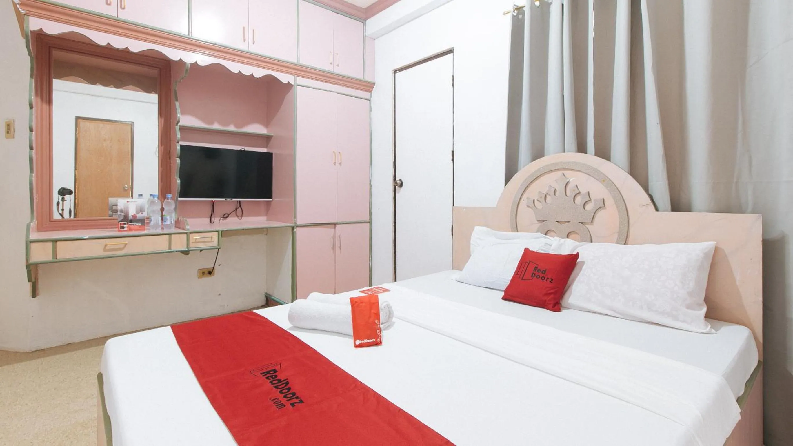 Bed in RedDoorz at Royal Grande Beach Resort Batangas