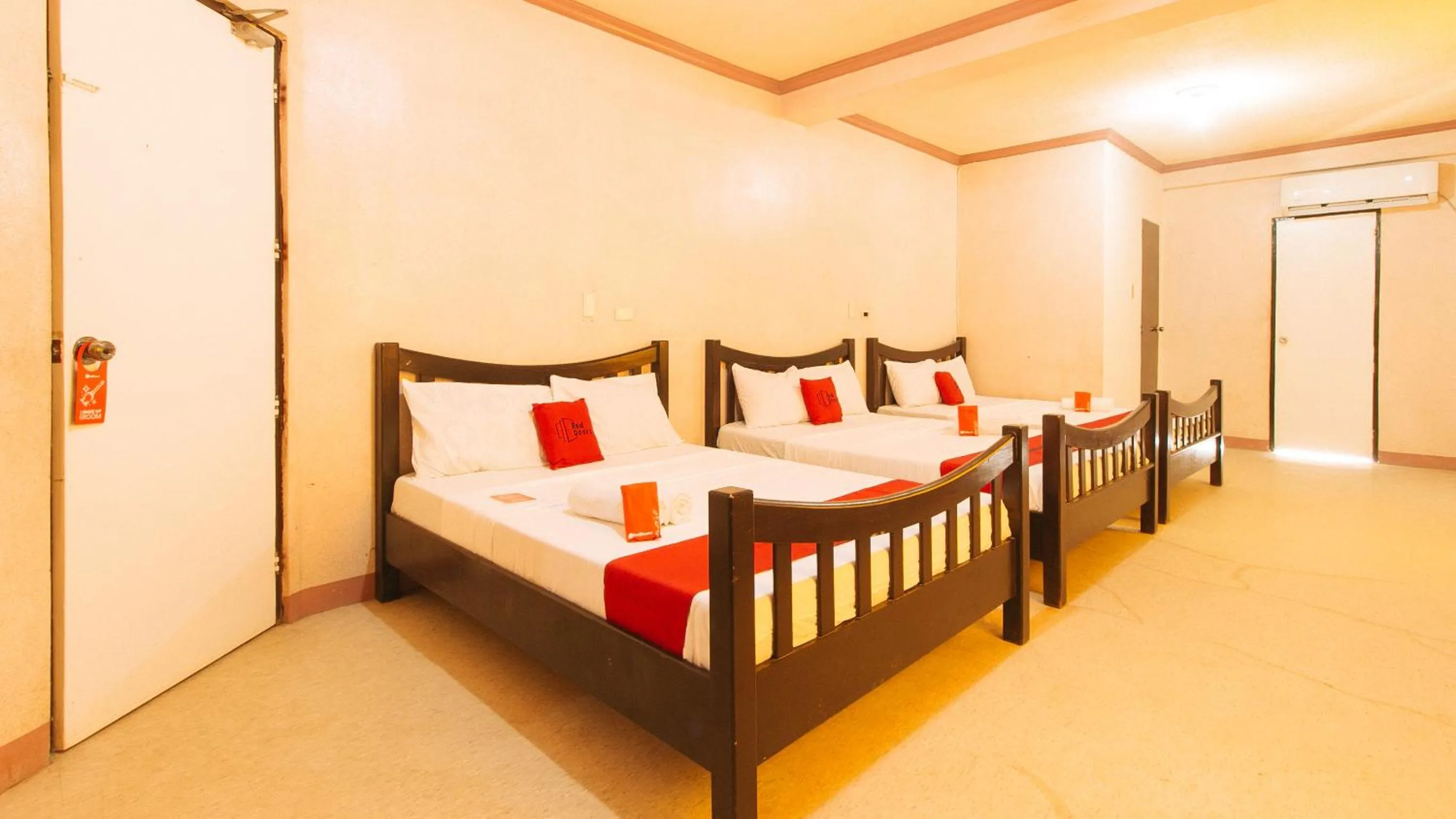 Bed in RedDoorz at Royal Grande Beach Resort Batangas