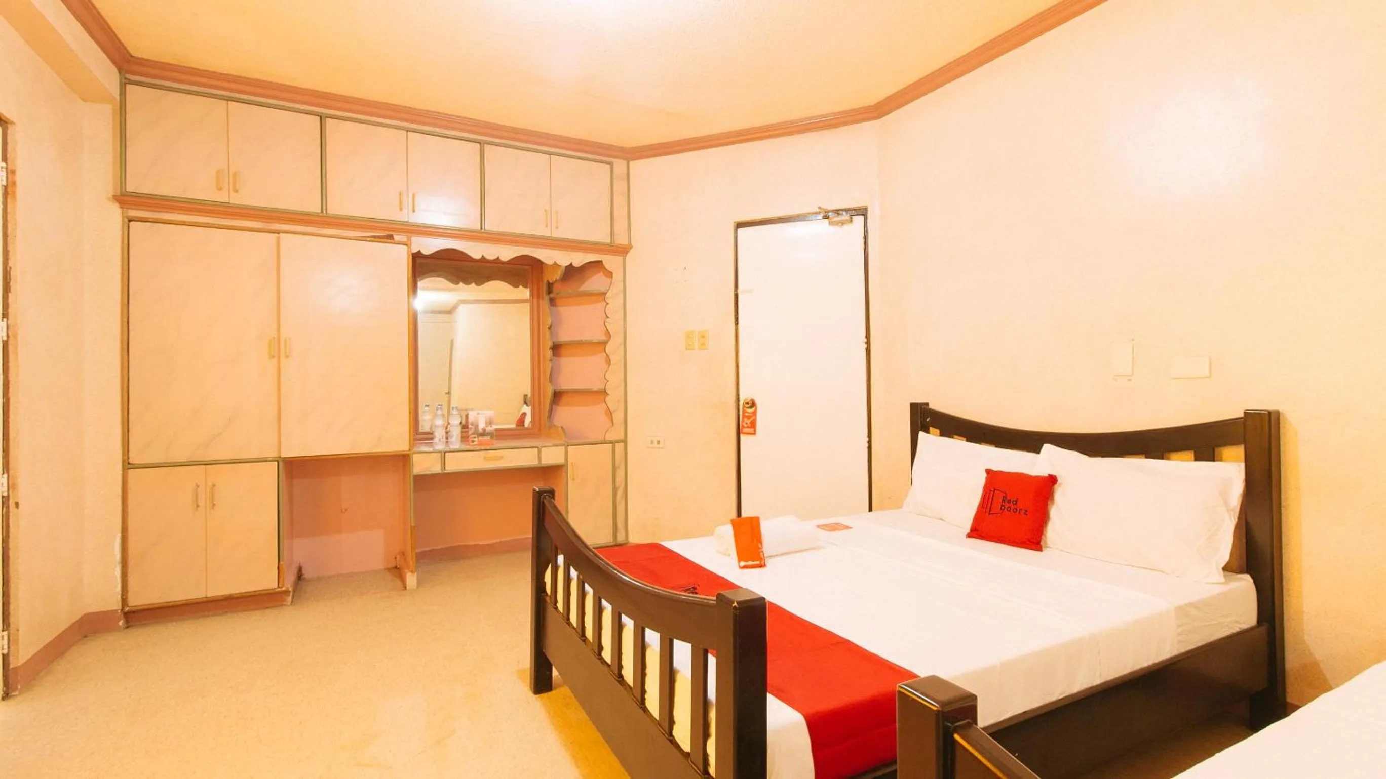 Bed in RedDoorz at Royal Grande Beach Resort Batangas