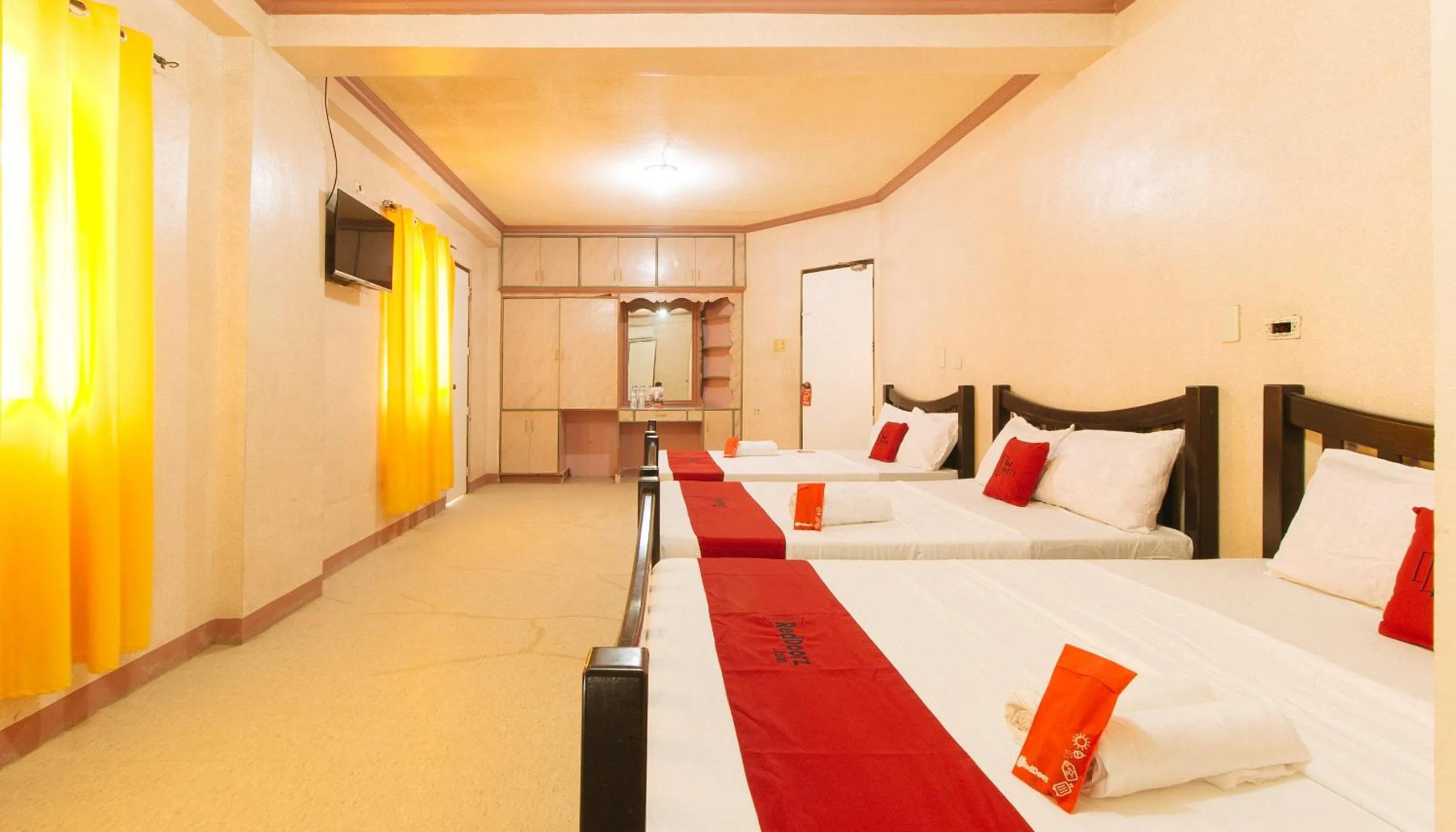 Bed in RedDoorz at Royal Grande Beach Resort Batangas