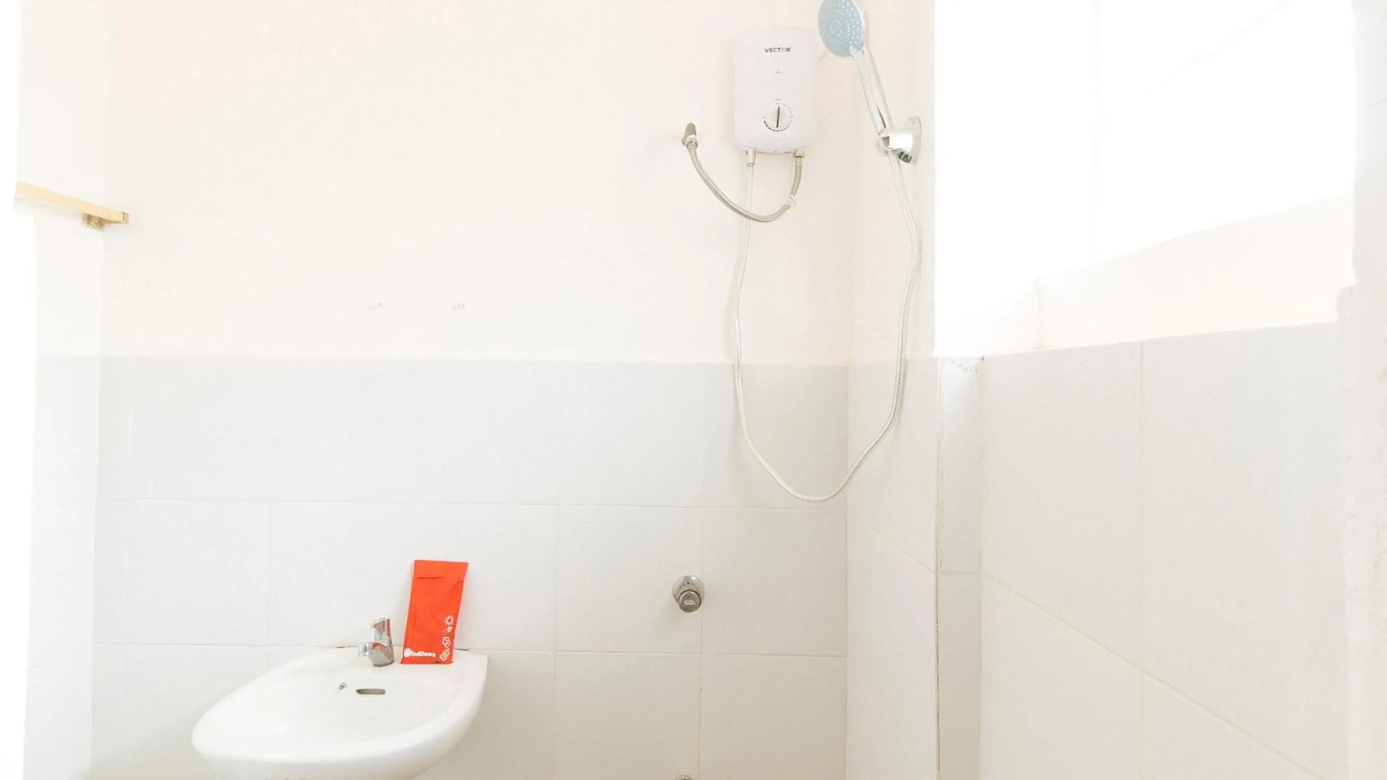 Shower in RedDoorz at Royal Grande Beach Resort Batangas