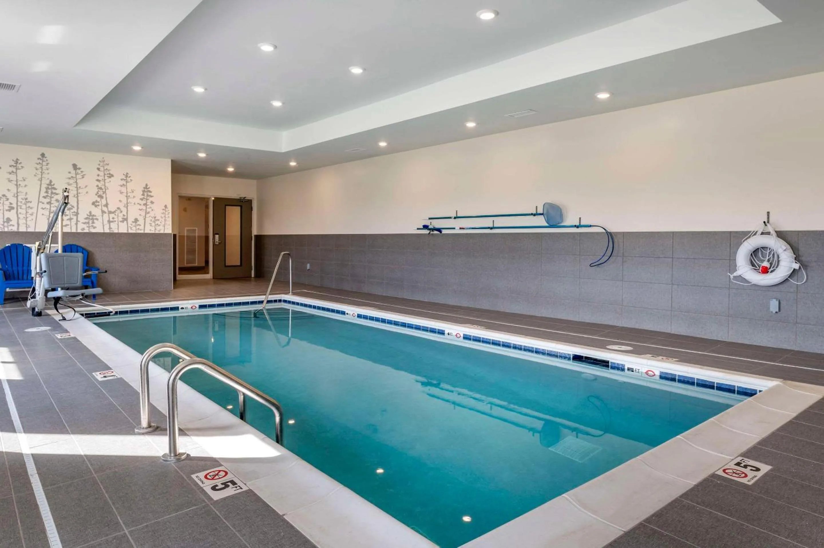 Swimming pool in MainStay Suites Georgetown Lexington North