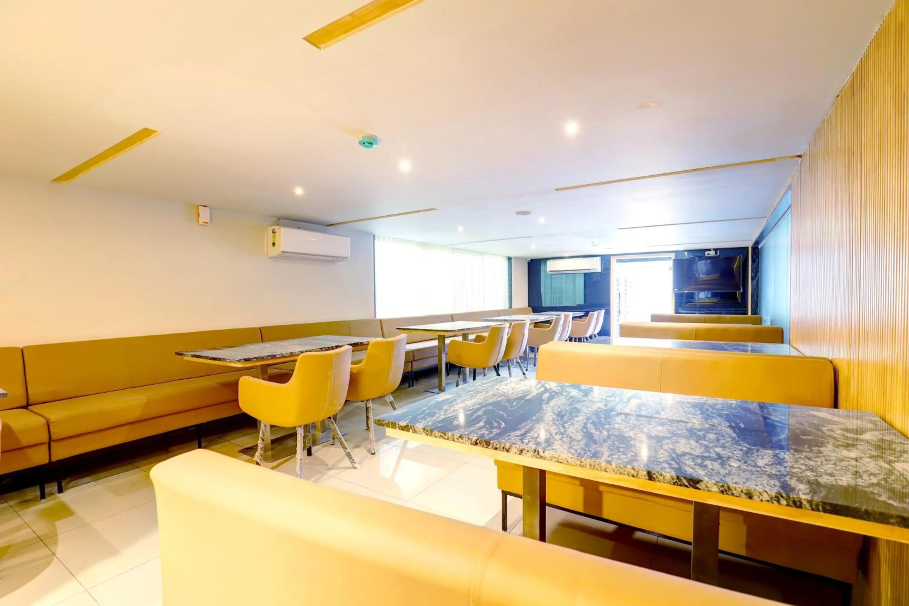 Restaurant/places to eat in MySpace Express GD Inn