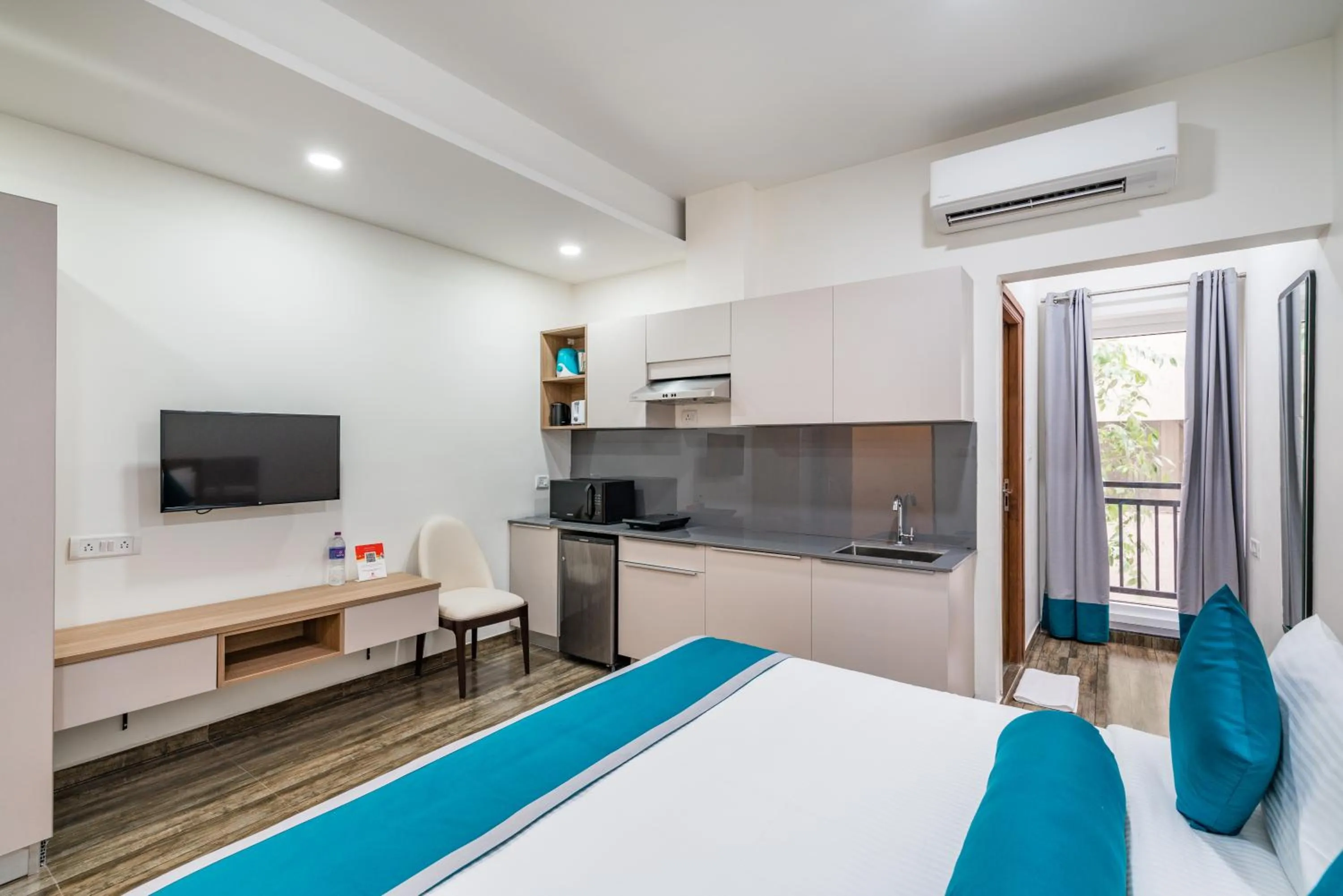 Kitchen or kitchenette, Bed in SKYLA Studios & Suites - Hitech City