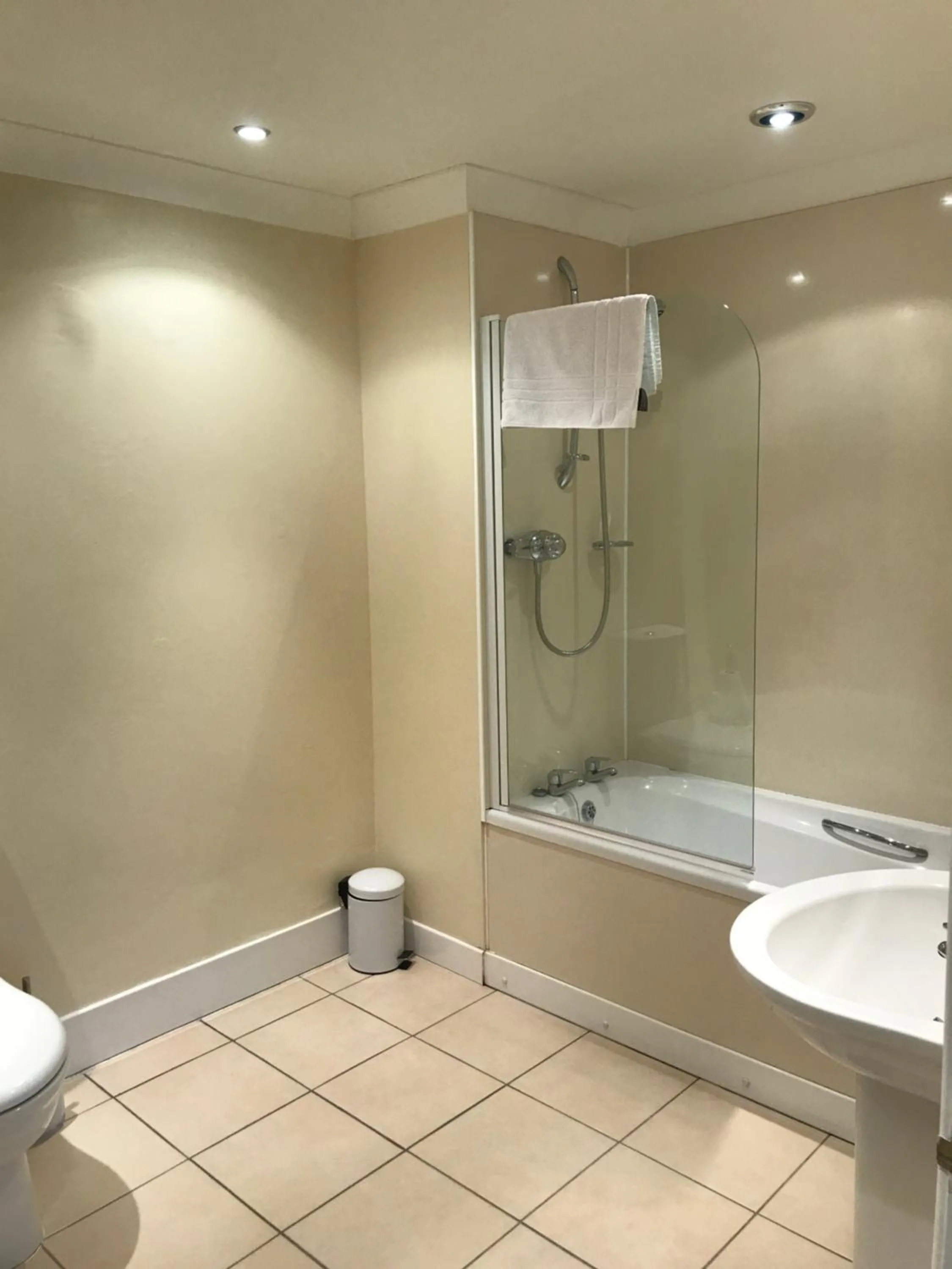 Bathroom in The Maxwell Arms Hotel