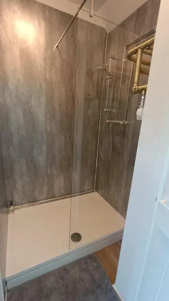 Shower in The Shoulder at Hardstoft