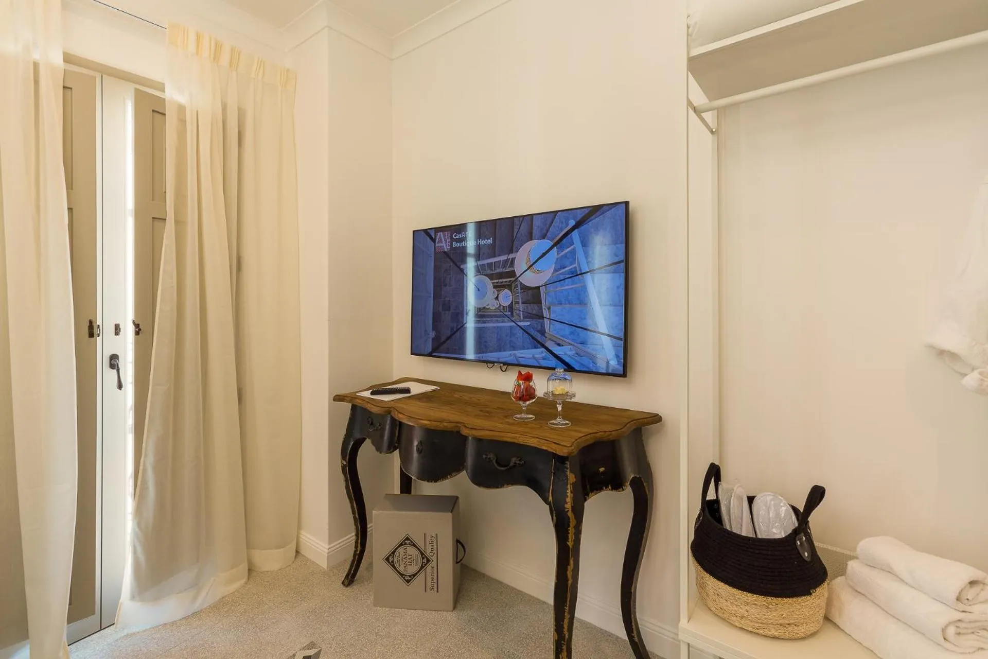 TV and multimedia in CasAunoE Boutique Hotel