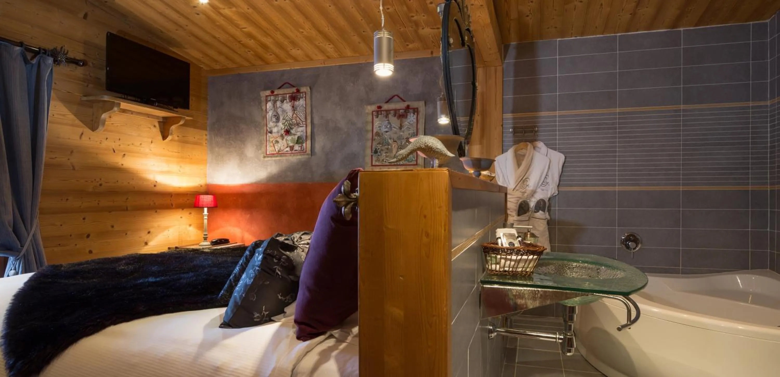 Bathroom, Bed in Les Grands Montets Hotel & Spa