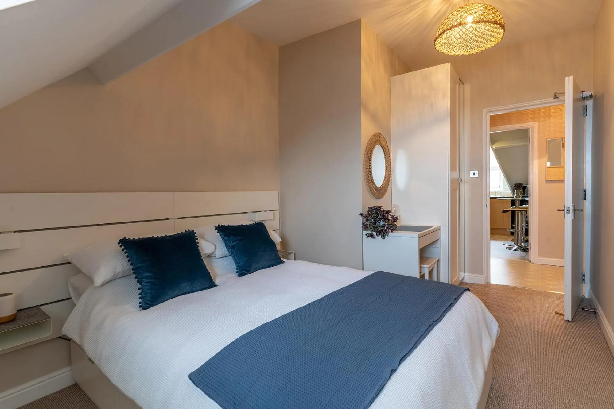 Bedroom, Bed in Stowaways Loft