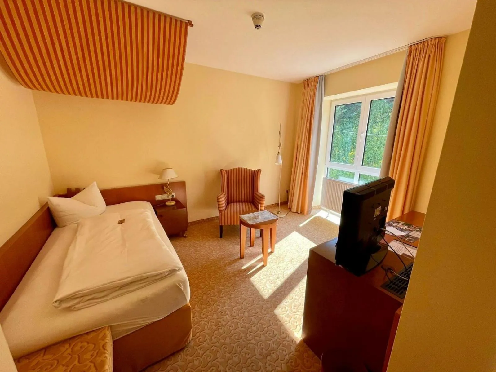 Bed in Hotel Burgblick, bei Burghausen