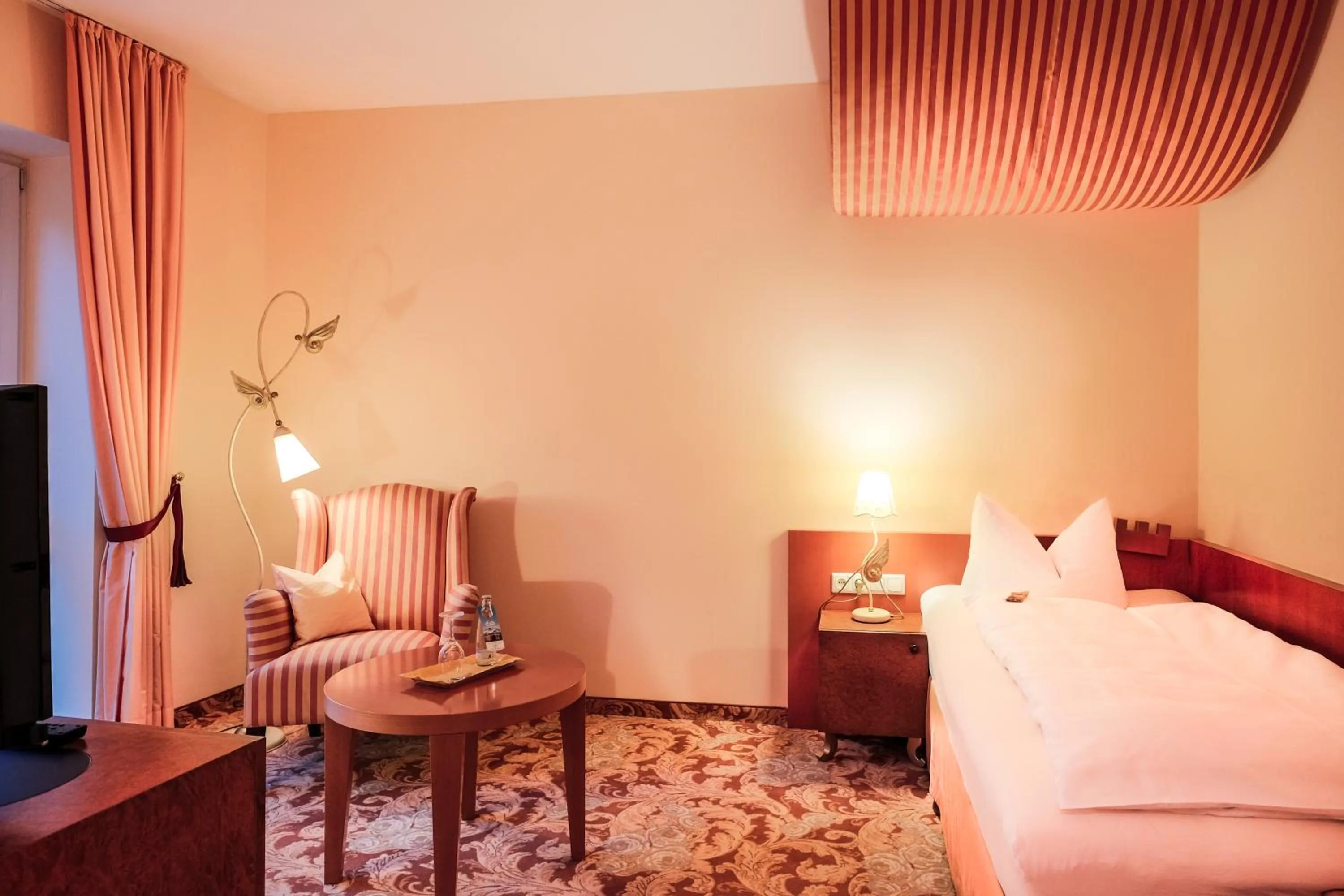 Bed in Hotel Burgblick, bei Burghausen