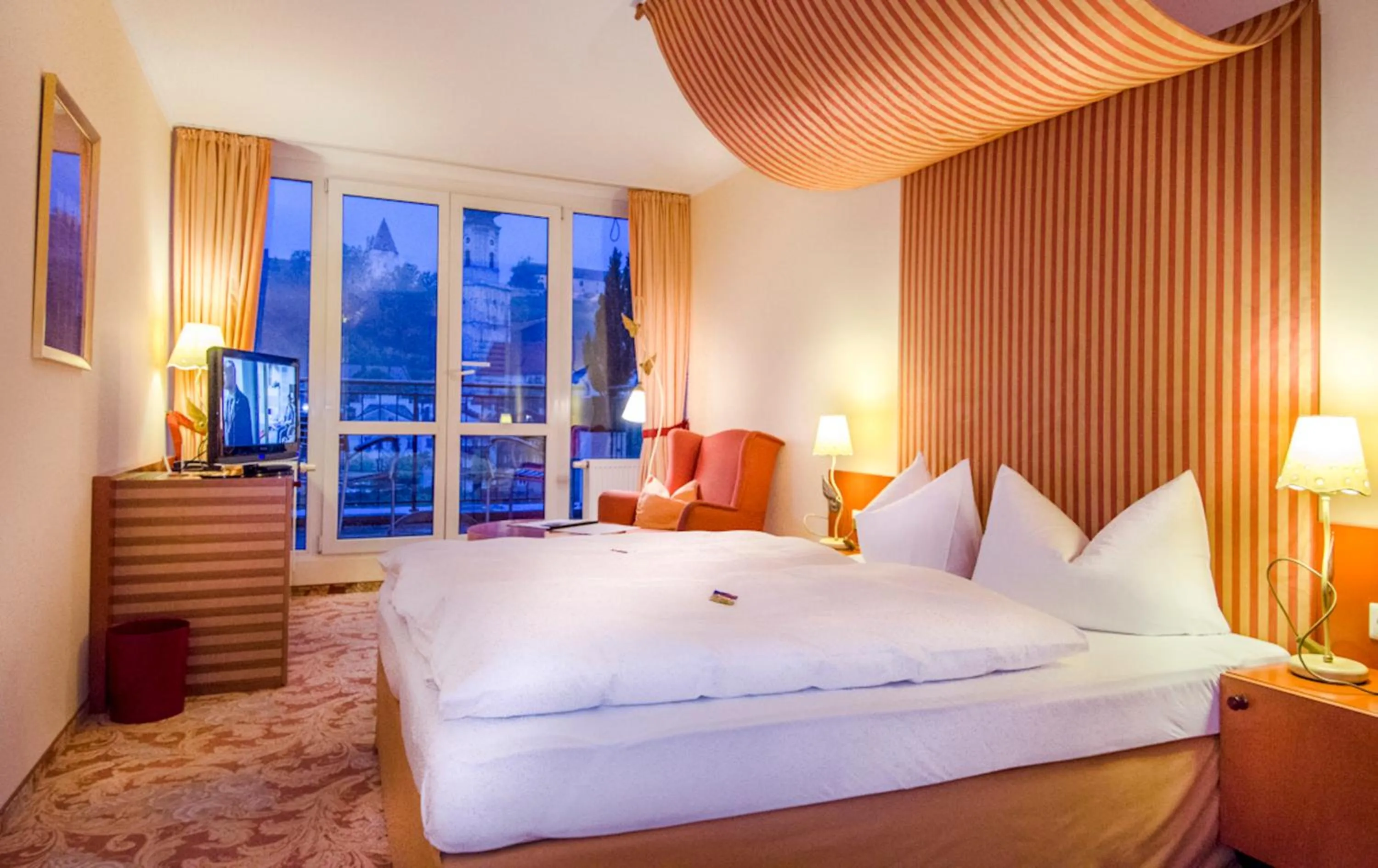 Bedroom, Bed in Hotel Burgblick, bei Burghausen