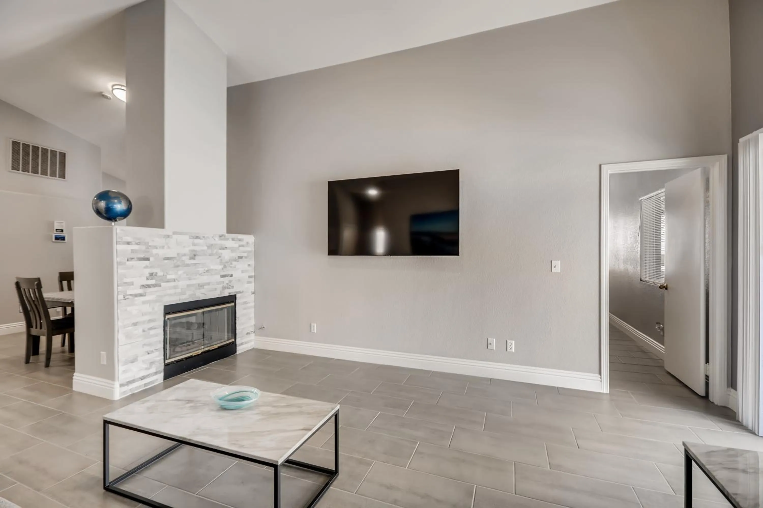 TV and multimedia in Luxurious House With A Pool, Spa, and Patio, Sleeps 6 Comfortably