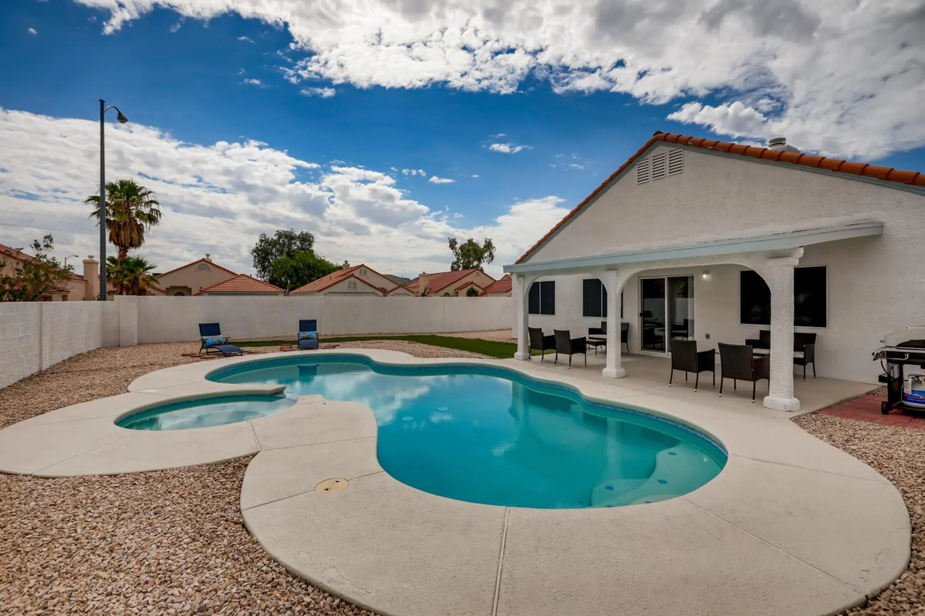 Property building in Luxurious House With A Pool, Spa, and Patio, Sleeps 6 Comfortably