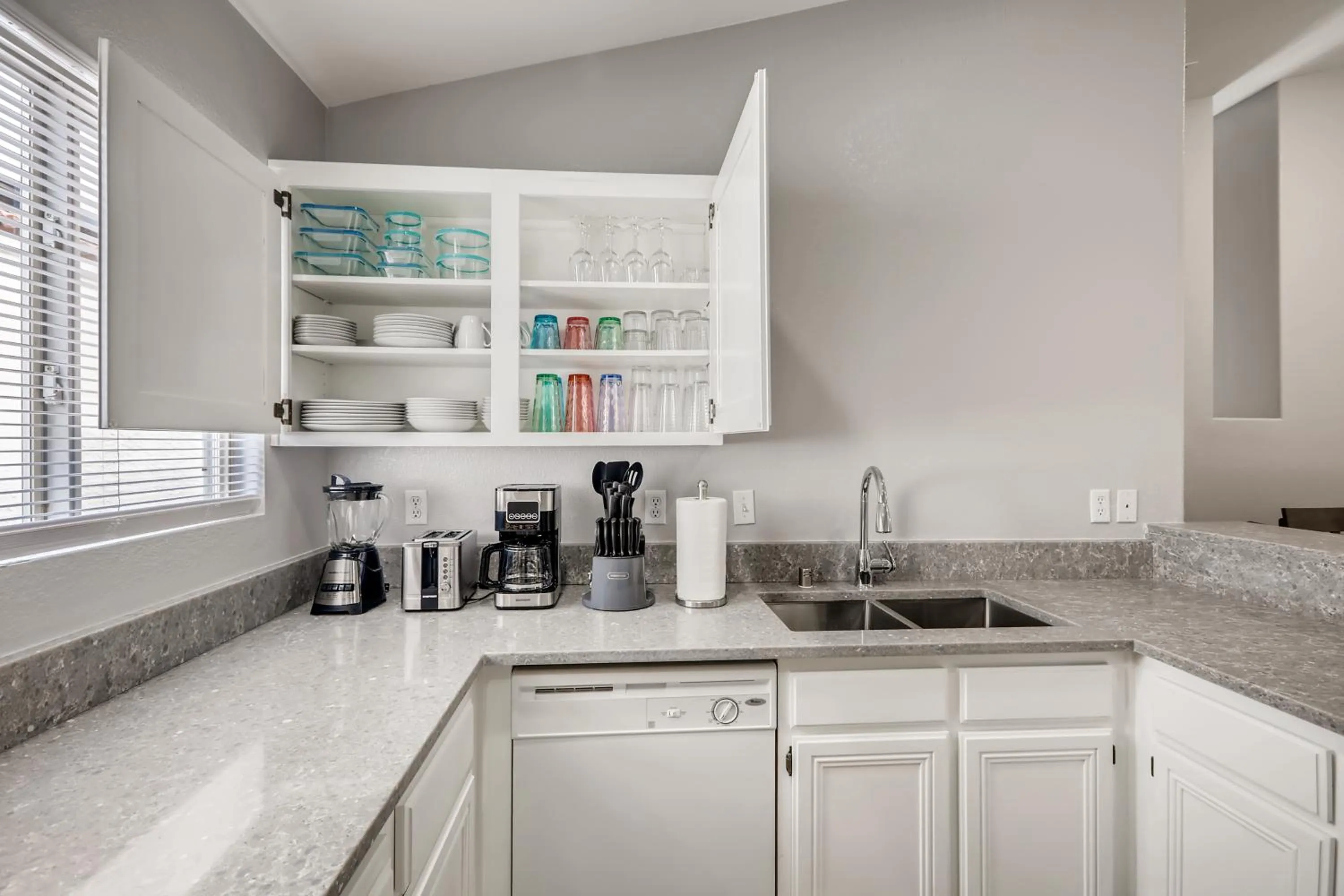 Coffee/tea facilities in Luxurious House With A Pool, Spa, and Patio, Sleeps 6 Comfortably