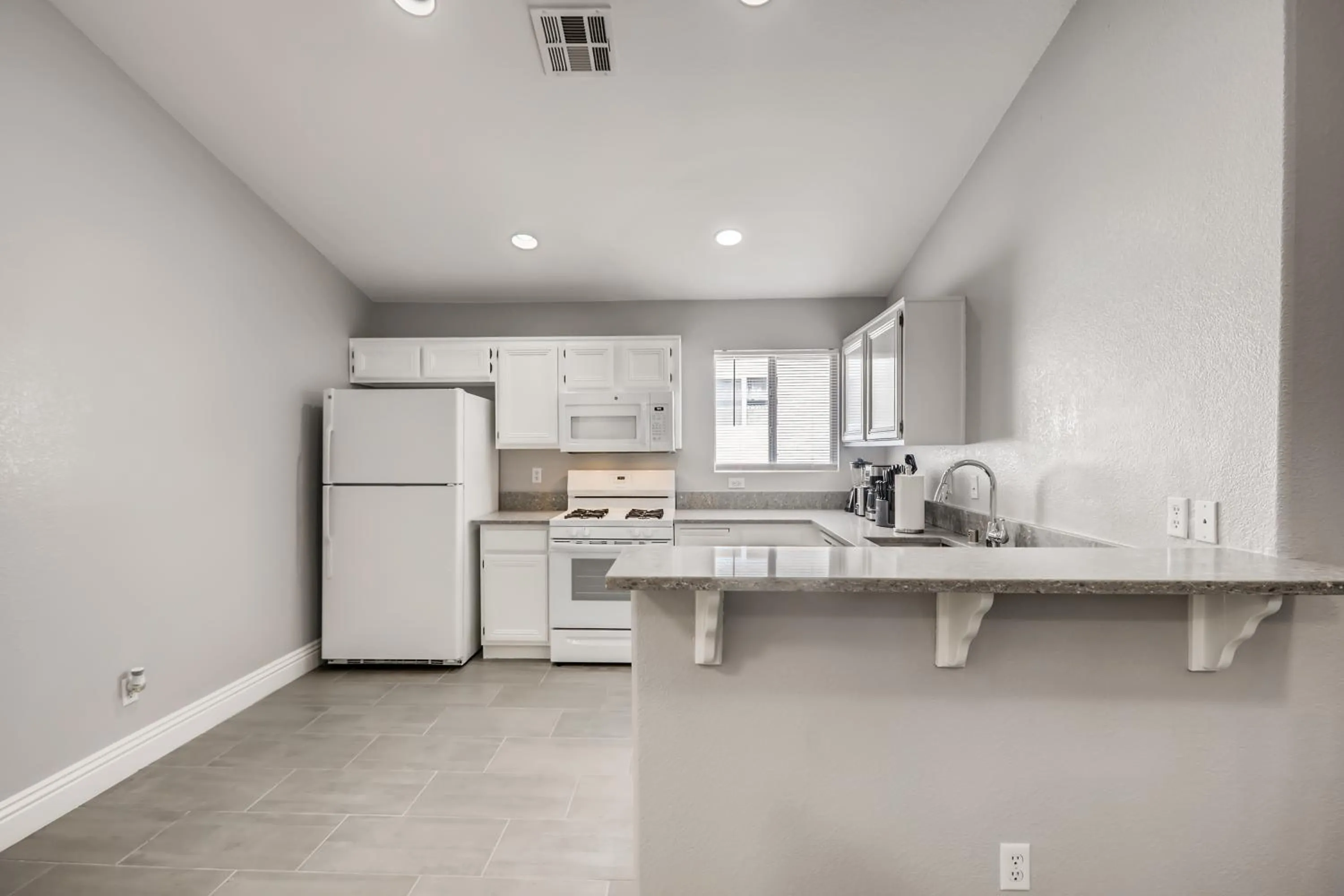 Kitchen or kitchenette in Luxurious House With A Pool, Spa, and Patio, Sleeps 6 Comfortably