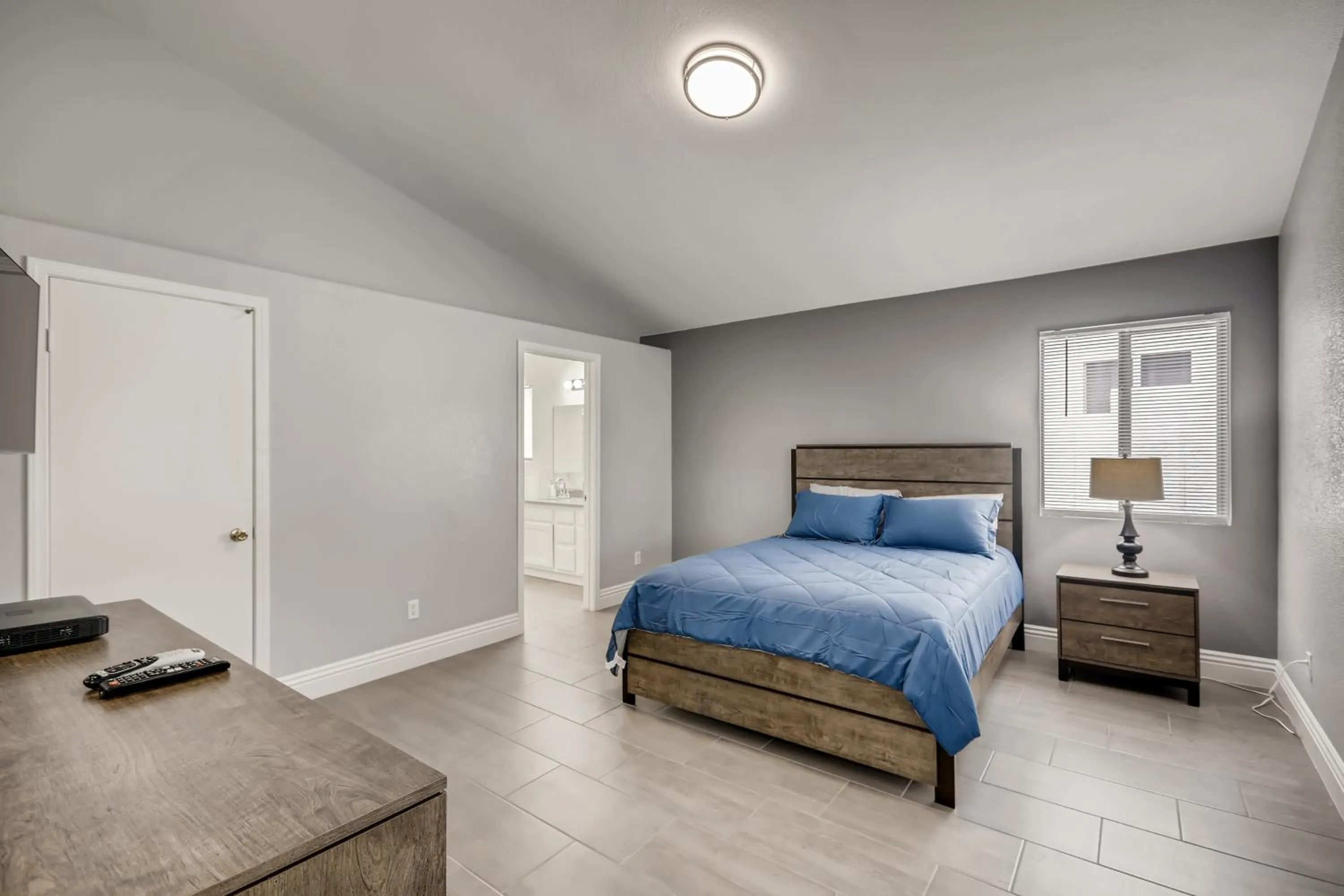 Bed in Luxurious House With A Pool, Spa, and Patio, Sleeps 6 Comfortably