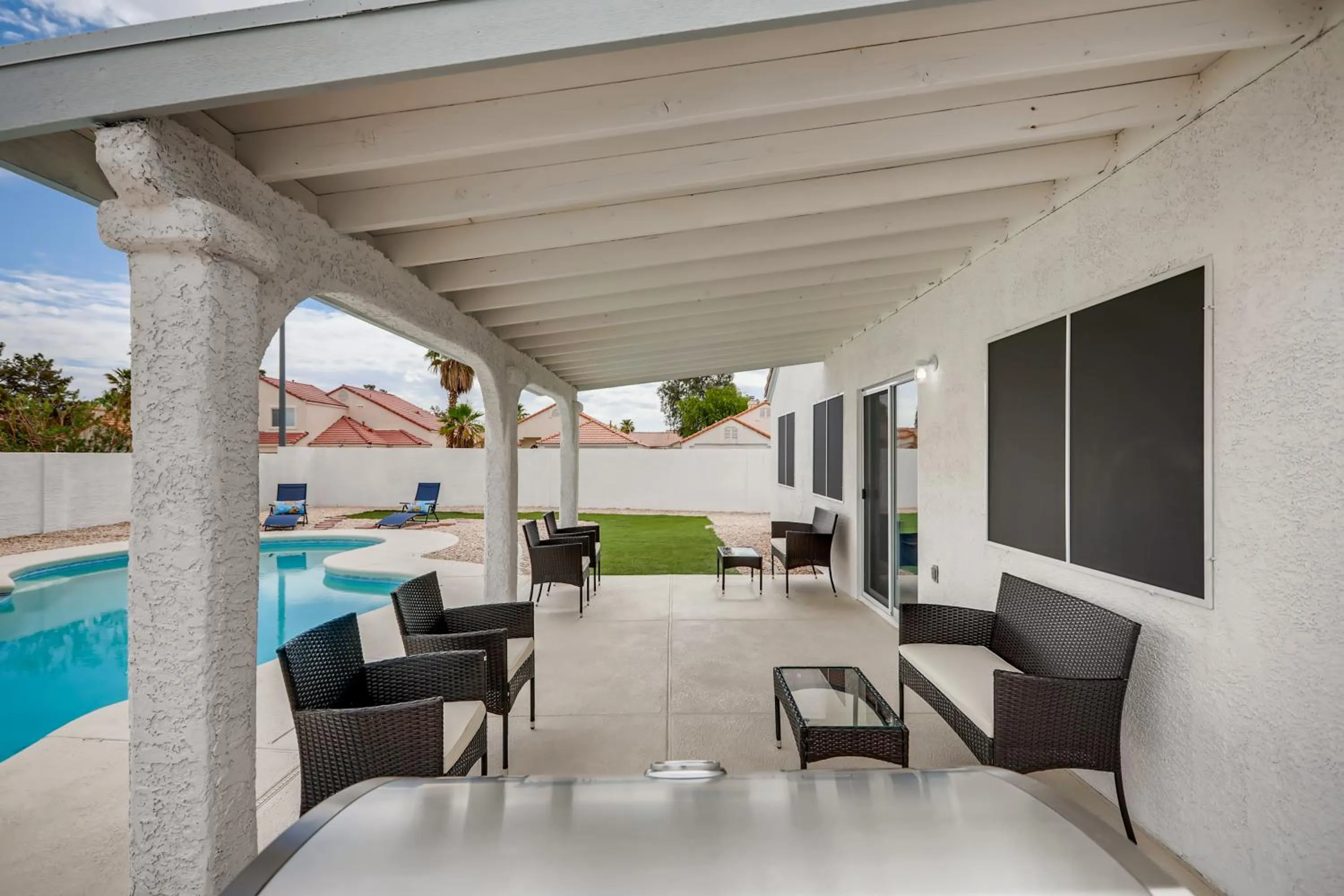 Patio in Luxurious House With A Pool, Spa, and Patio, Sleeps 6 Comfortably